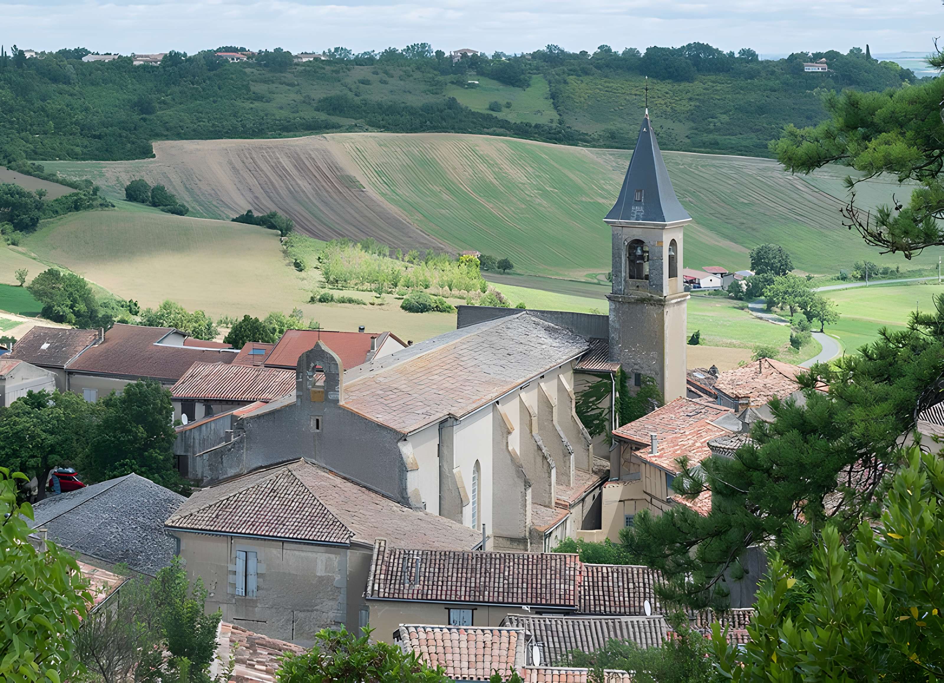 Église Saint-Rémy de Lautrec et une croix