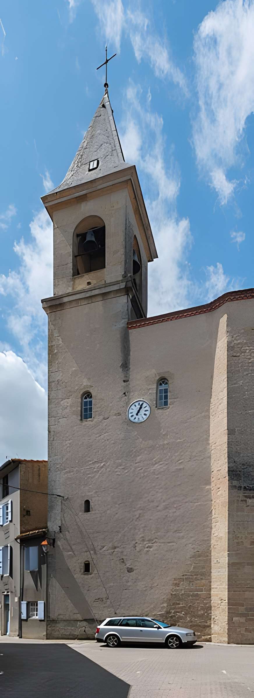 Église Saint-Rémy de Lautrec et une croix