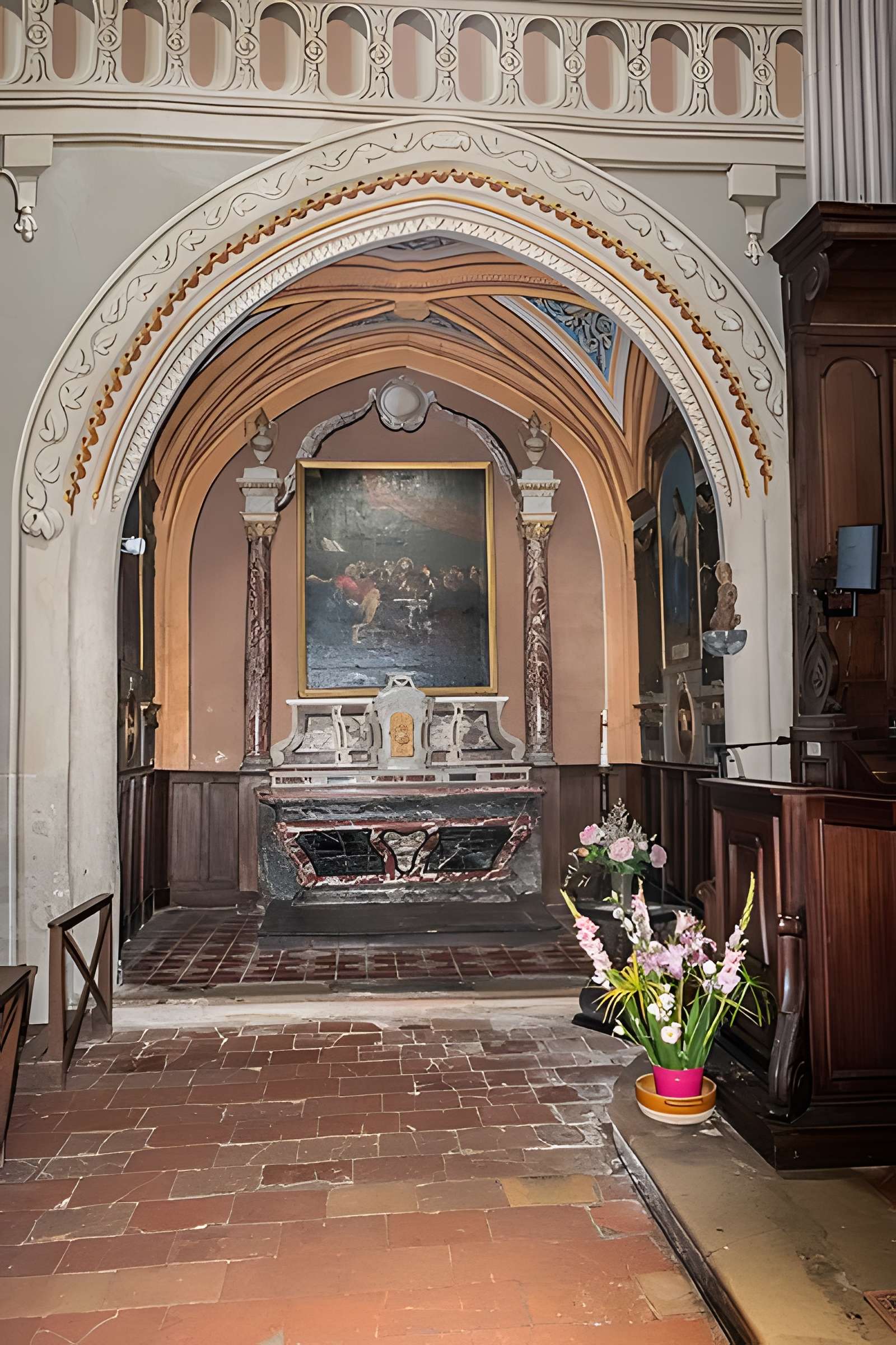 Église Saint-Rémy de Lautrec et une croix