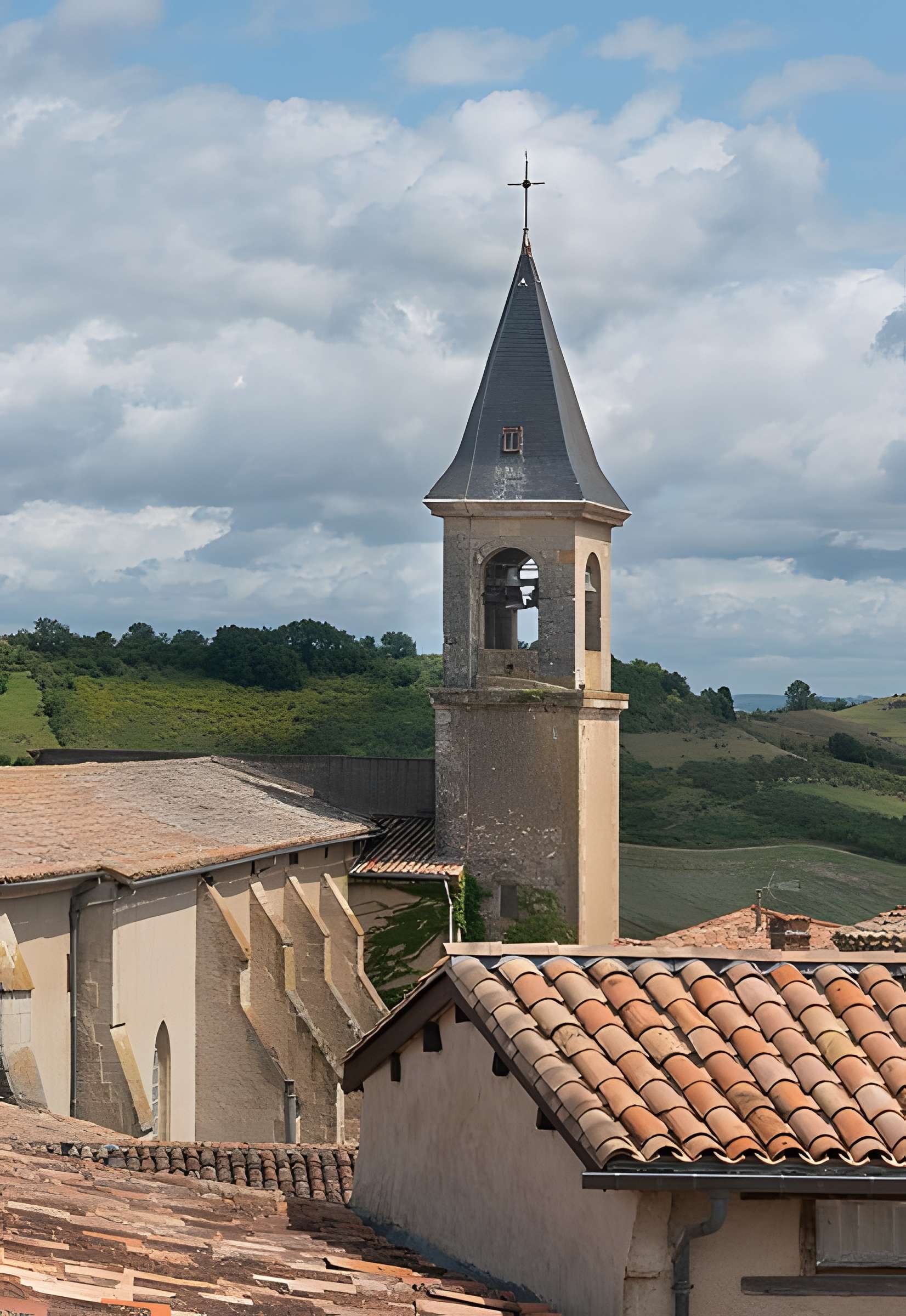 Église Saint-Rémy de Lautrec et une croix