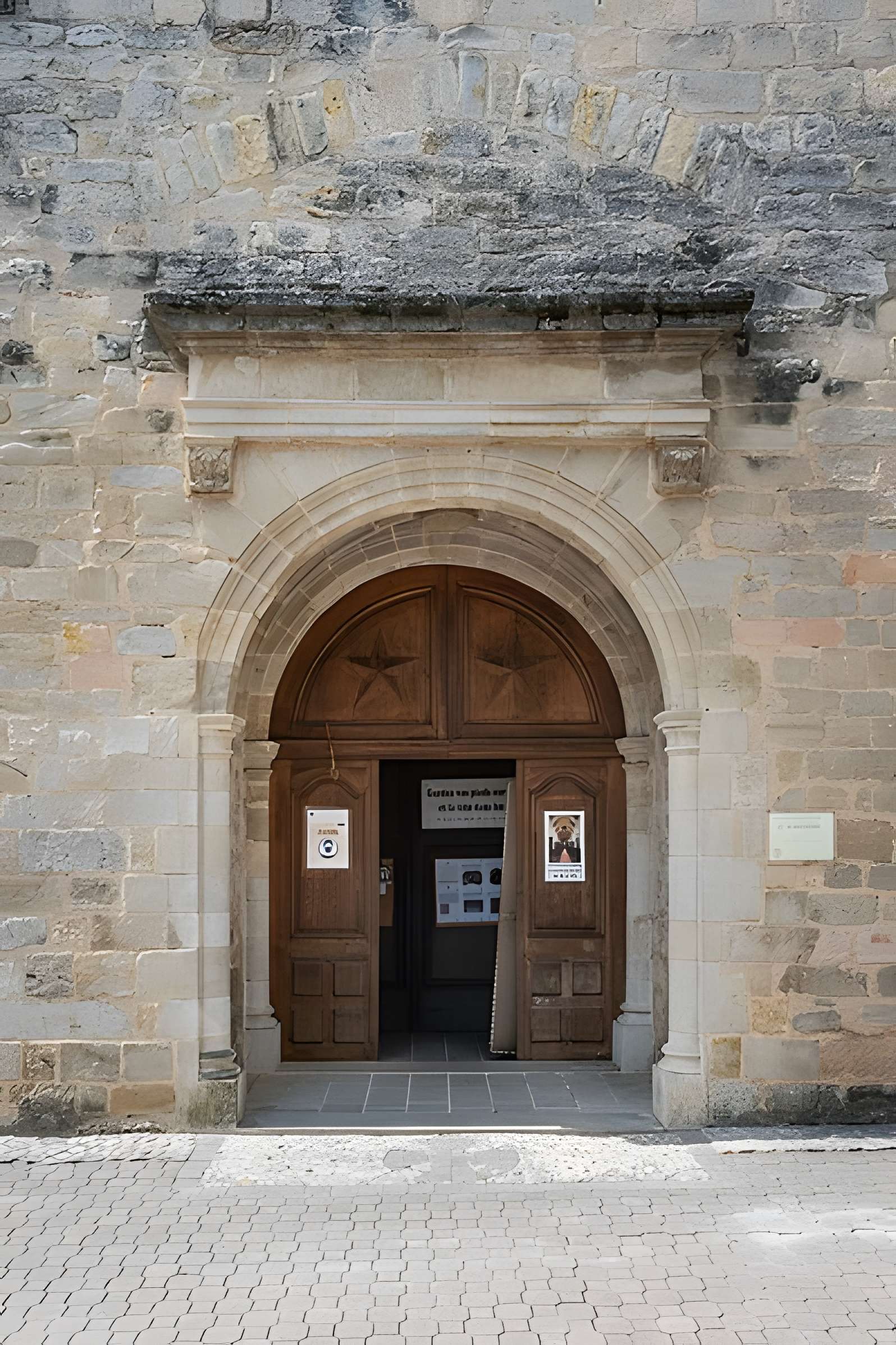 Église Saint-Rémy de Lautrec et une croix