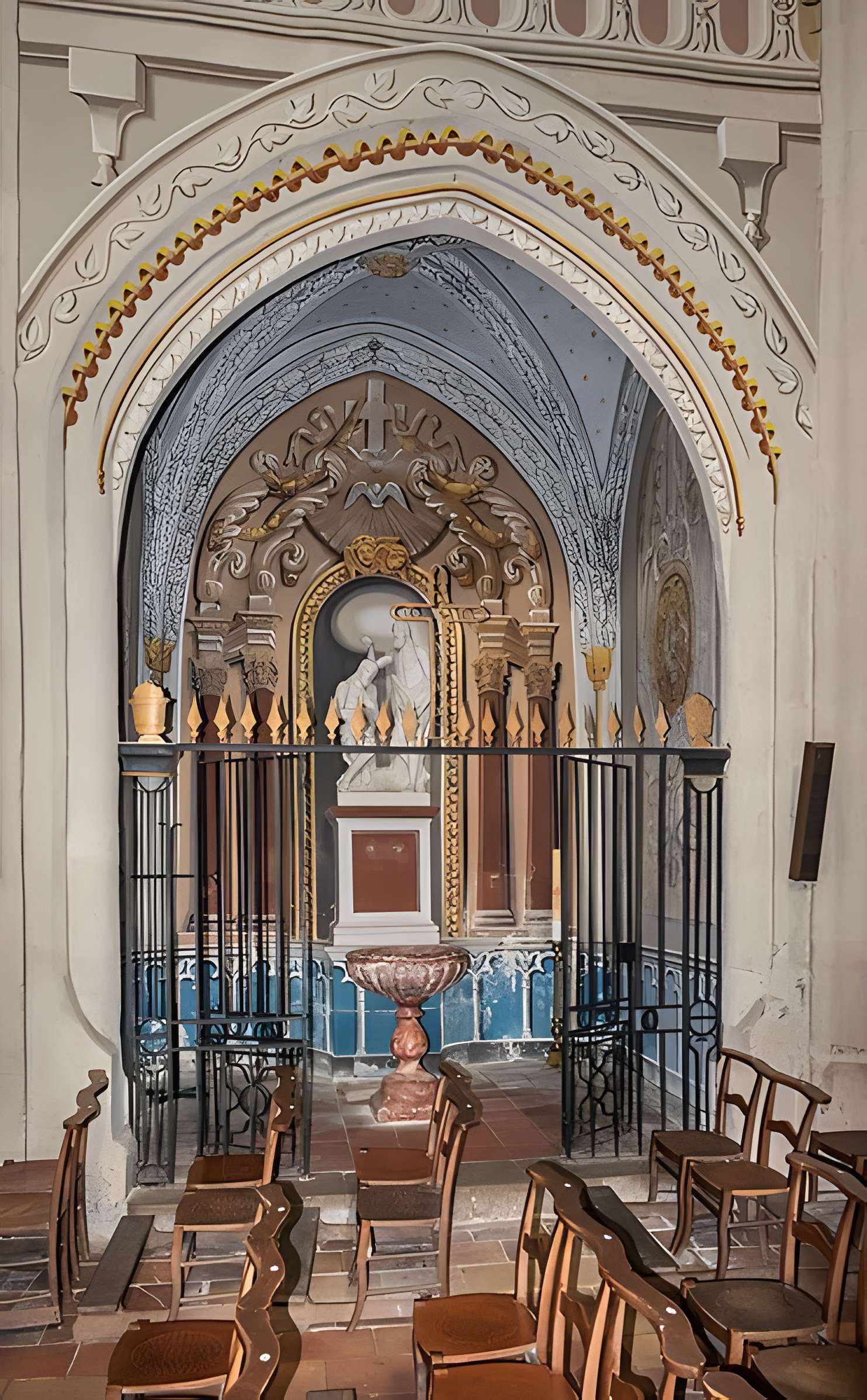 Église Saint-Rémy de Lautrec et une croix