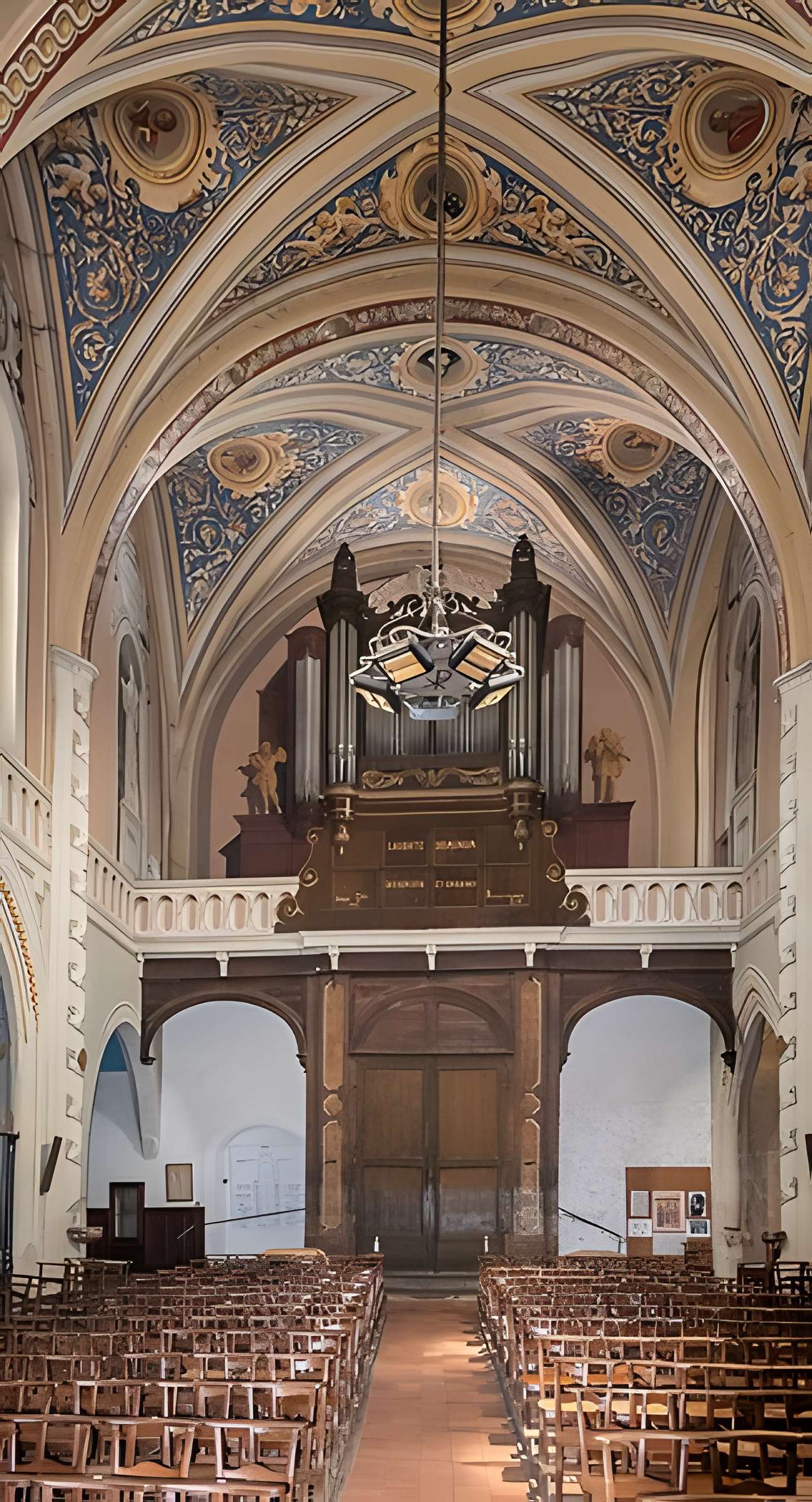 Église Saint-Rémy de Lautrec et une croix