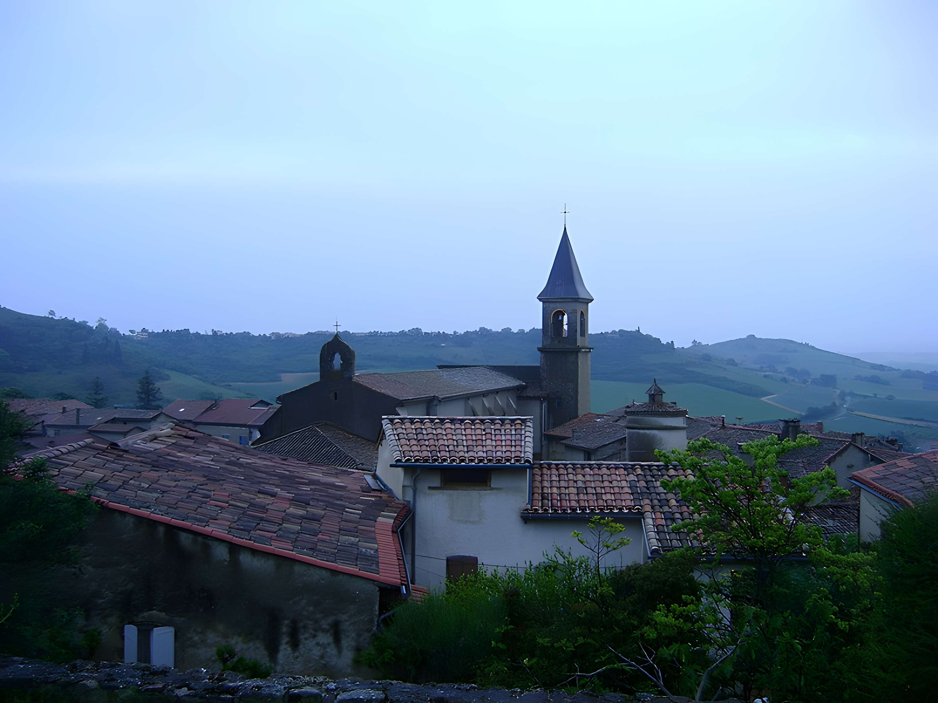 Église Saint-Rémy de Lautrec et une croix