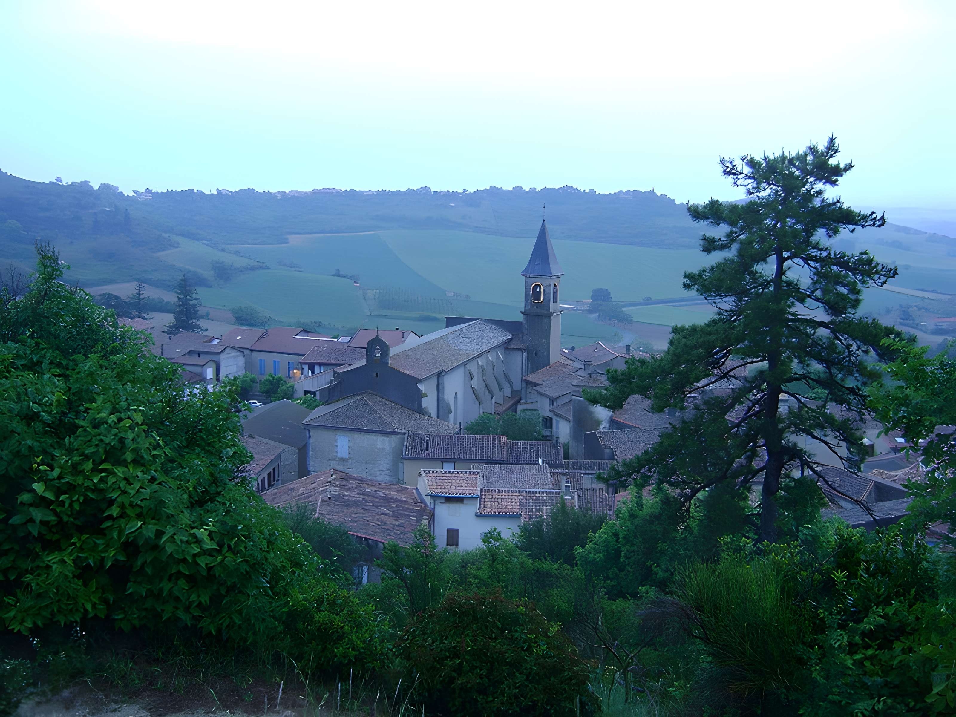 Église Saint-Rémy de Lautrec et une croix
