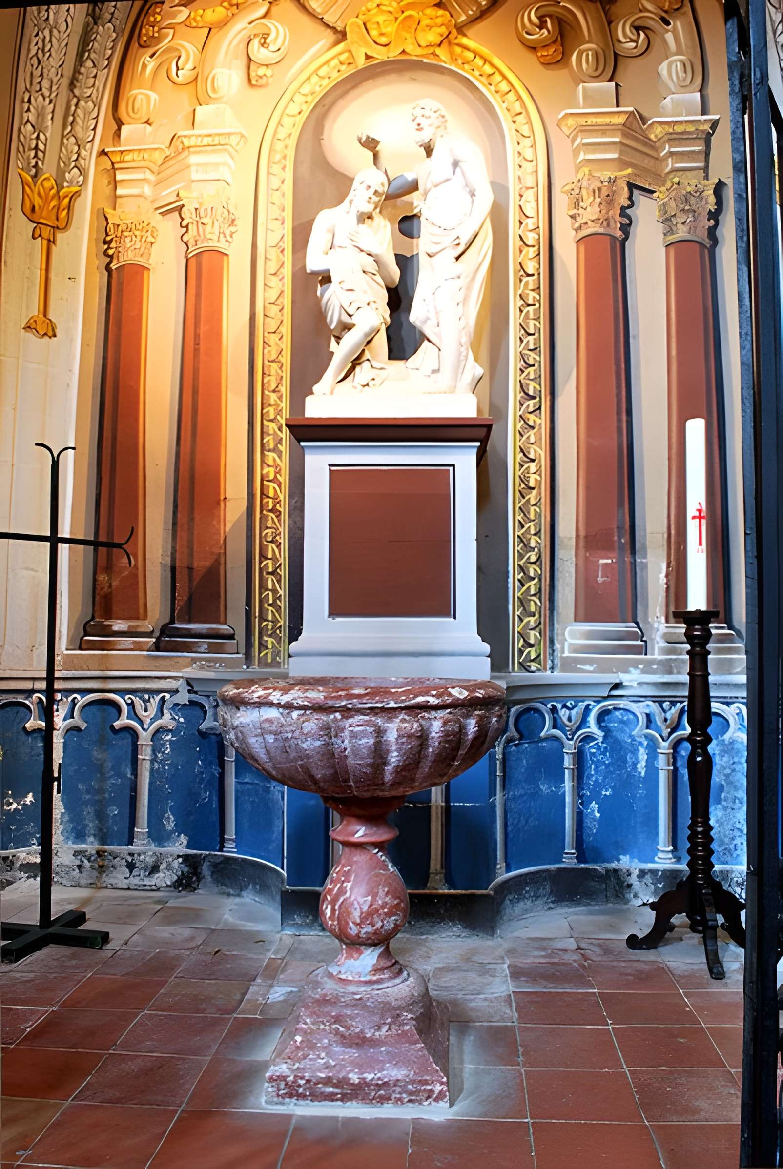 Église Saint-Rémy de Lautrec et une croix