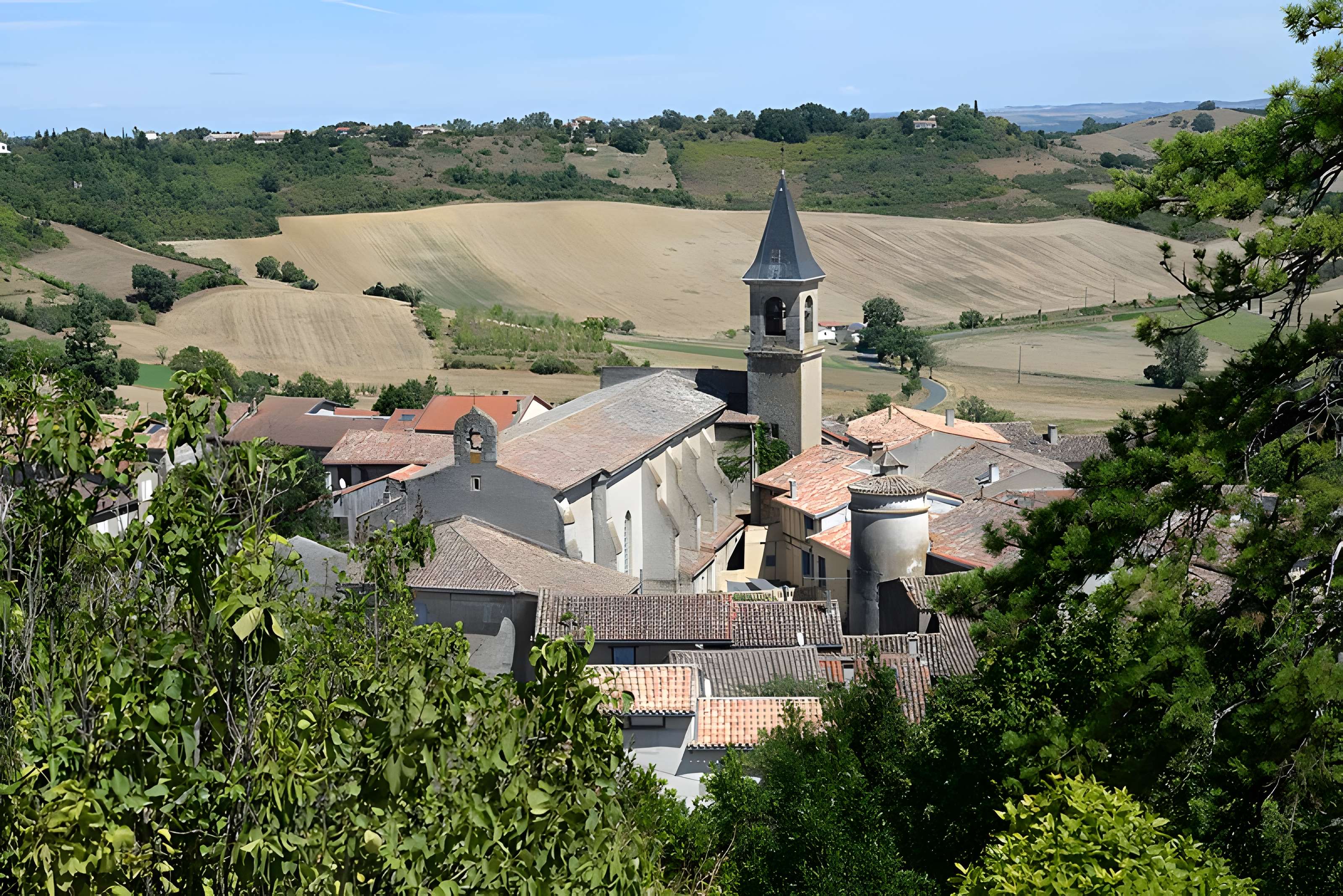 Église Saint-Rémy de Lautrec et une croix