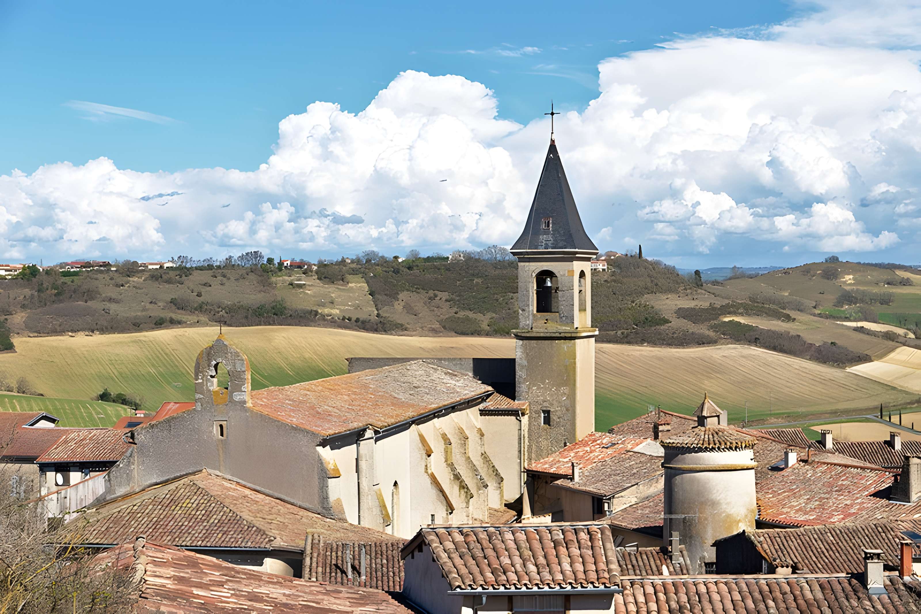 Église Saint-Rémy de Lautrec et une croix