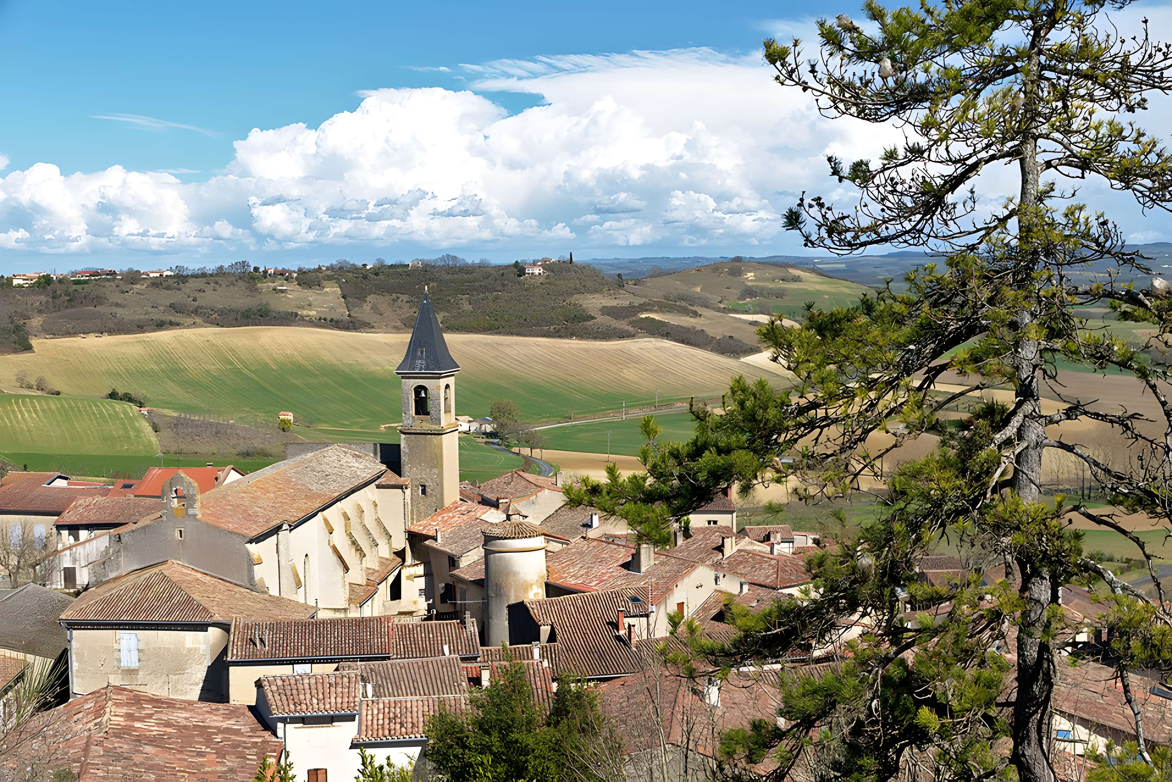 Église Saint-Rémy de Lautrec et une croix
