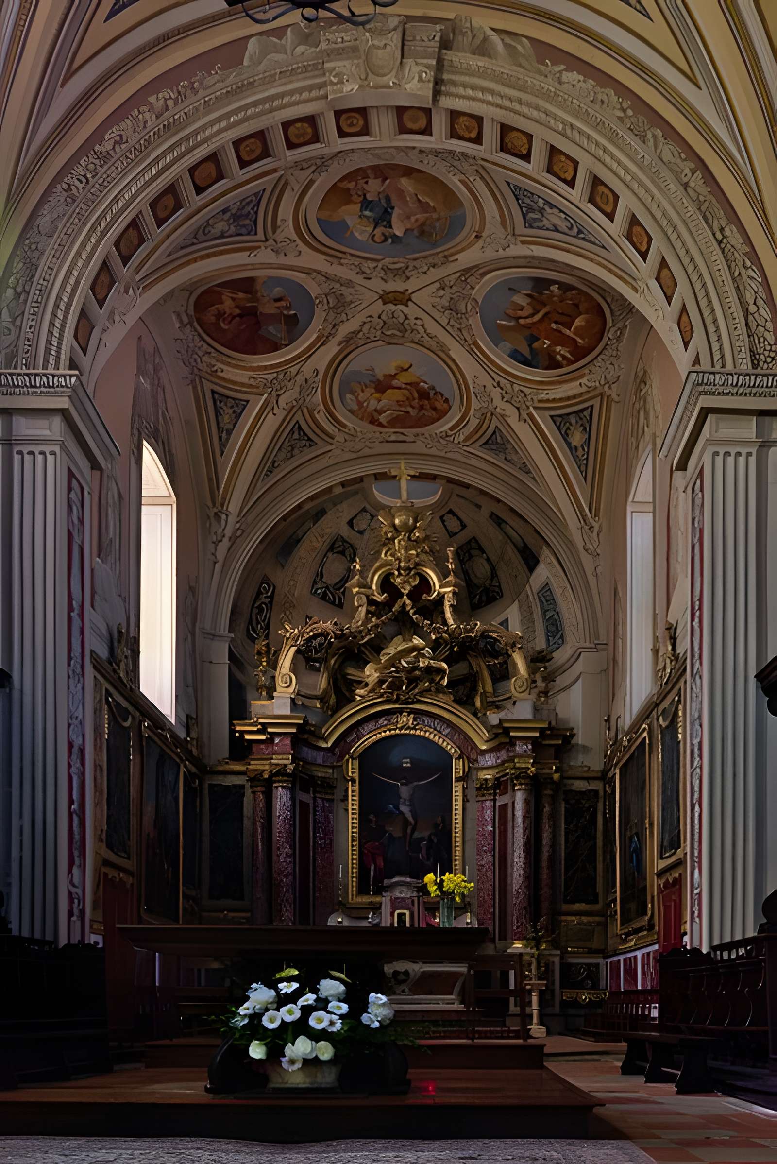 Église Saint-Rémy de Lautrec et une croix