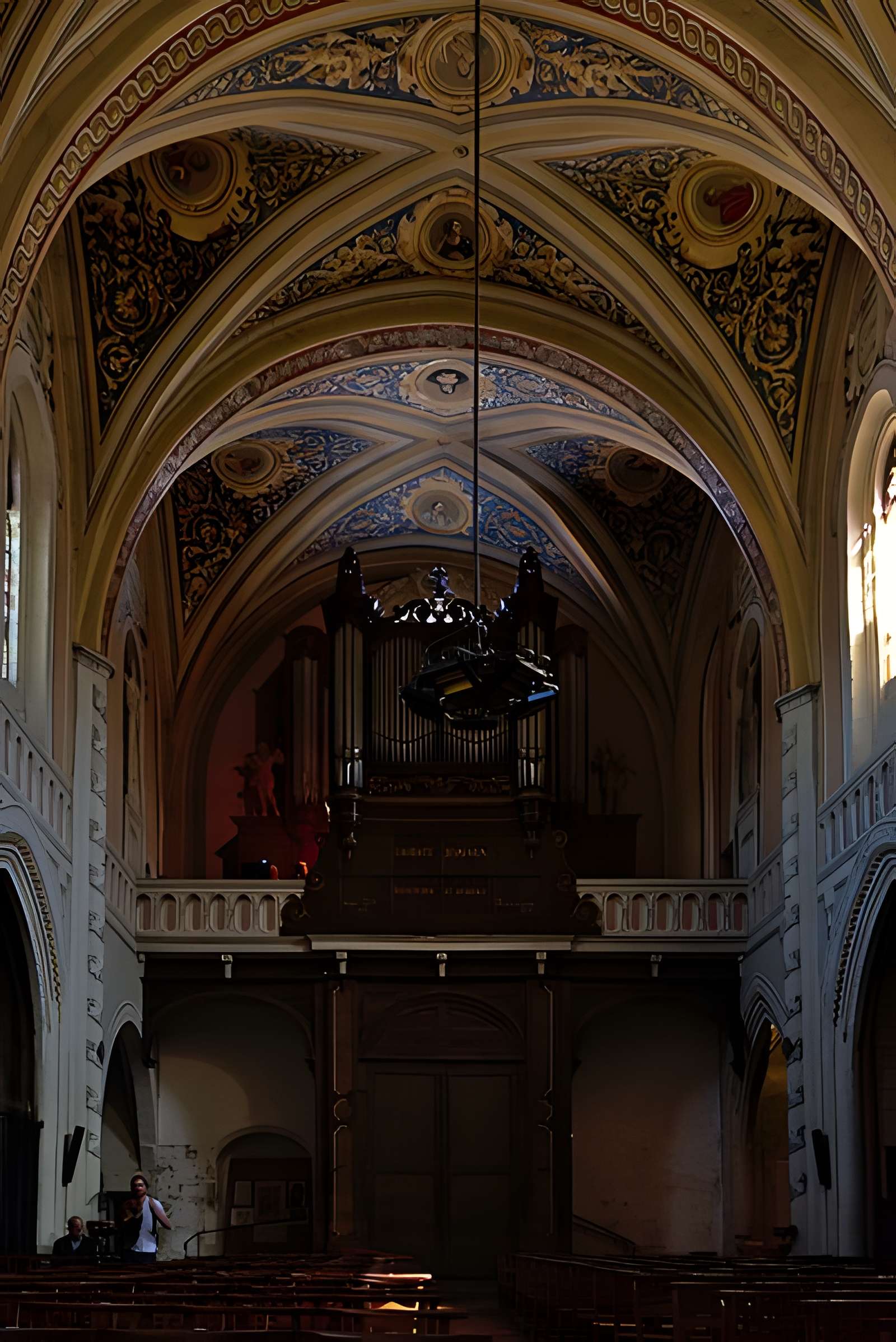 Église Saint-Rémy de Lautrec et une croix