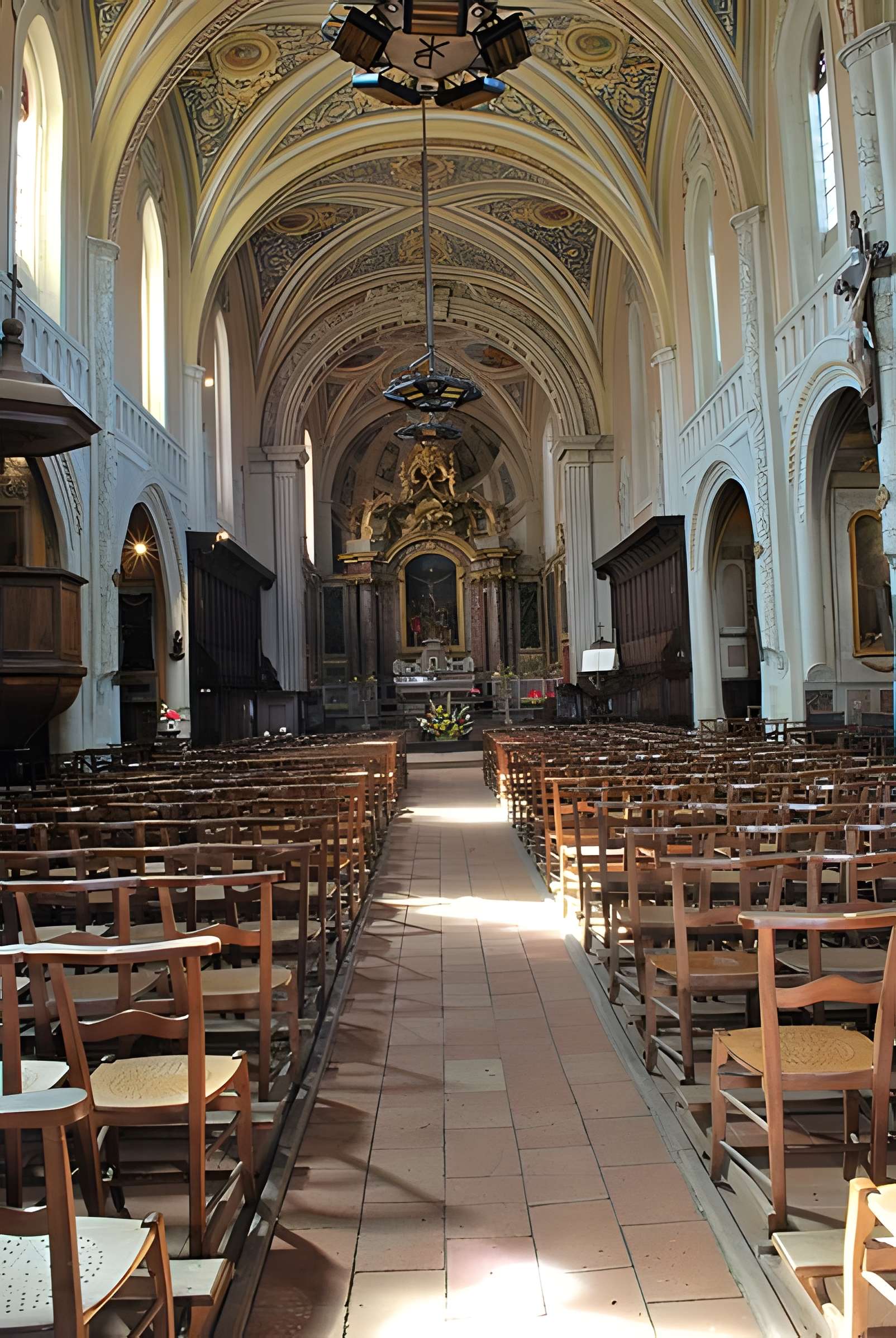 Église Saint-Rémy de Lautrec et une croix