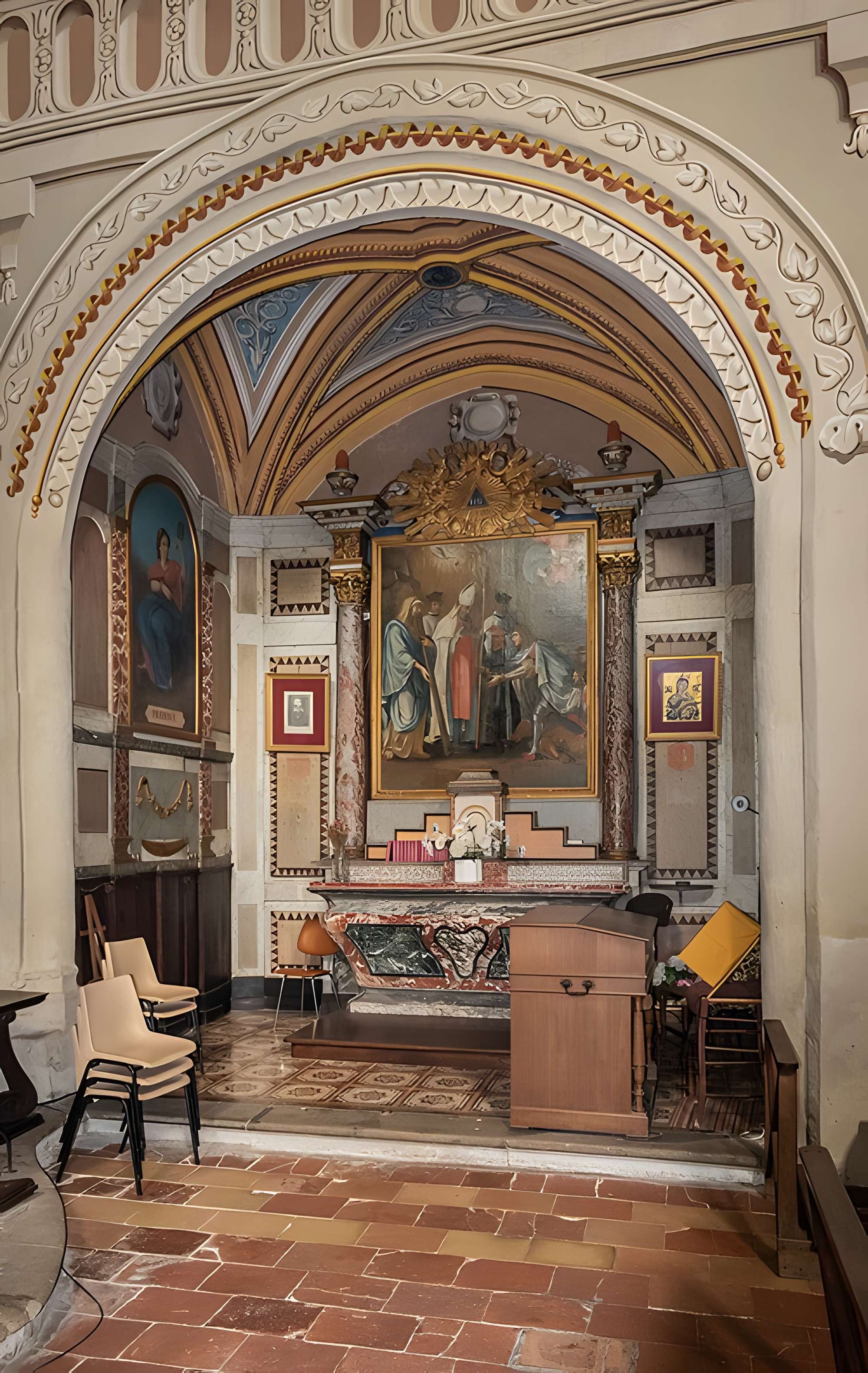 Église Saint-Rémy de Lautrec et une croix