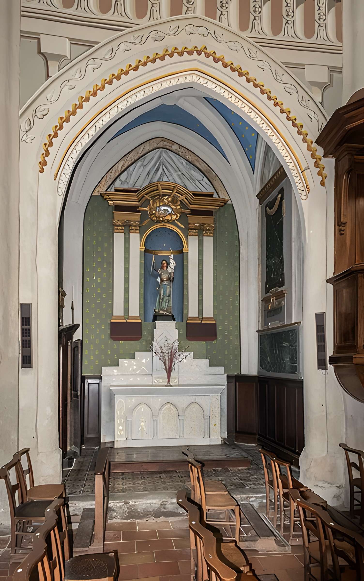 Église Saint-Rémy de Lautrec et une croix