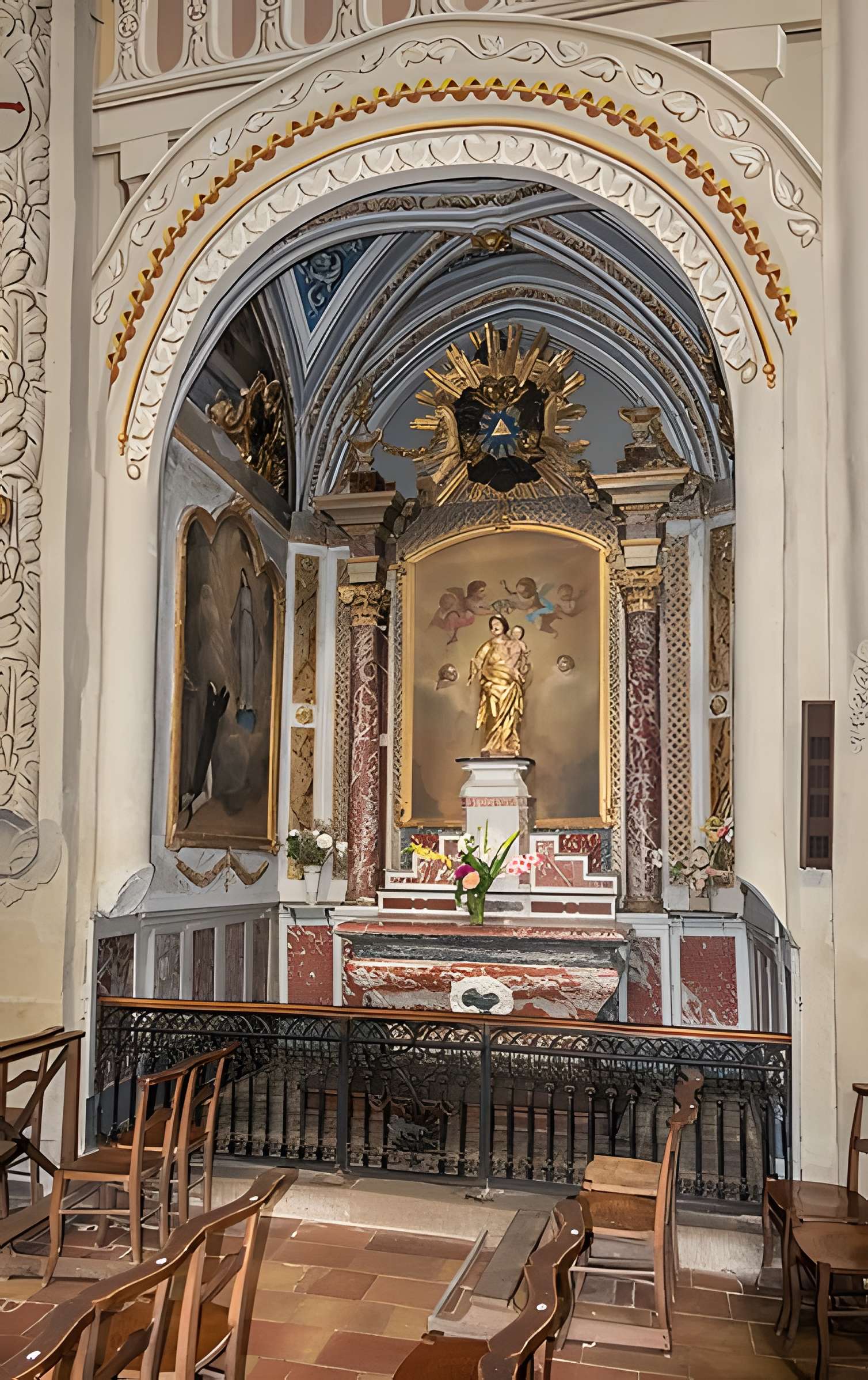 Église Saint-Rémy de Lautrec et une croix