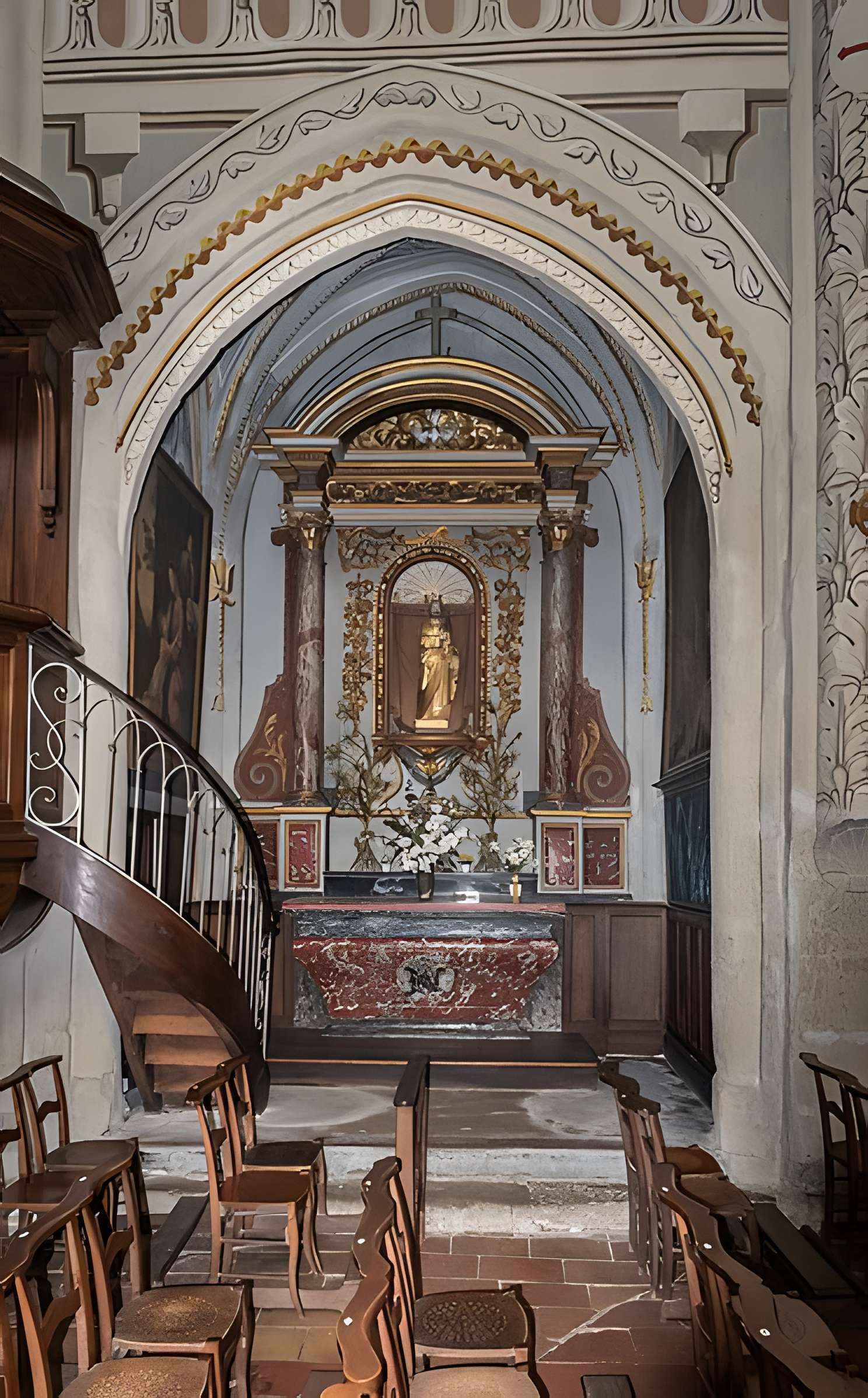 Église Saint-Rémy de Lautrec et une croix