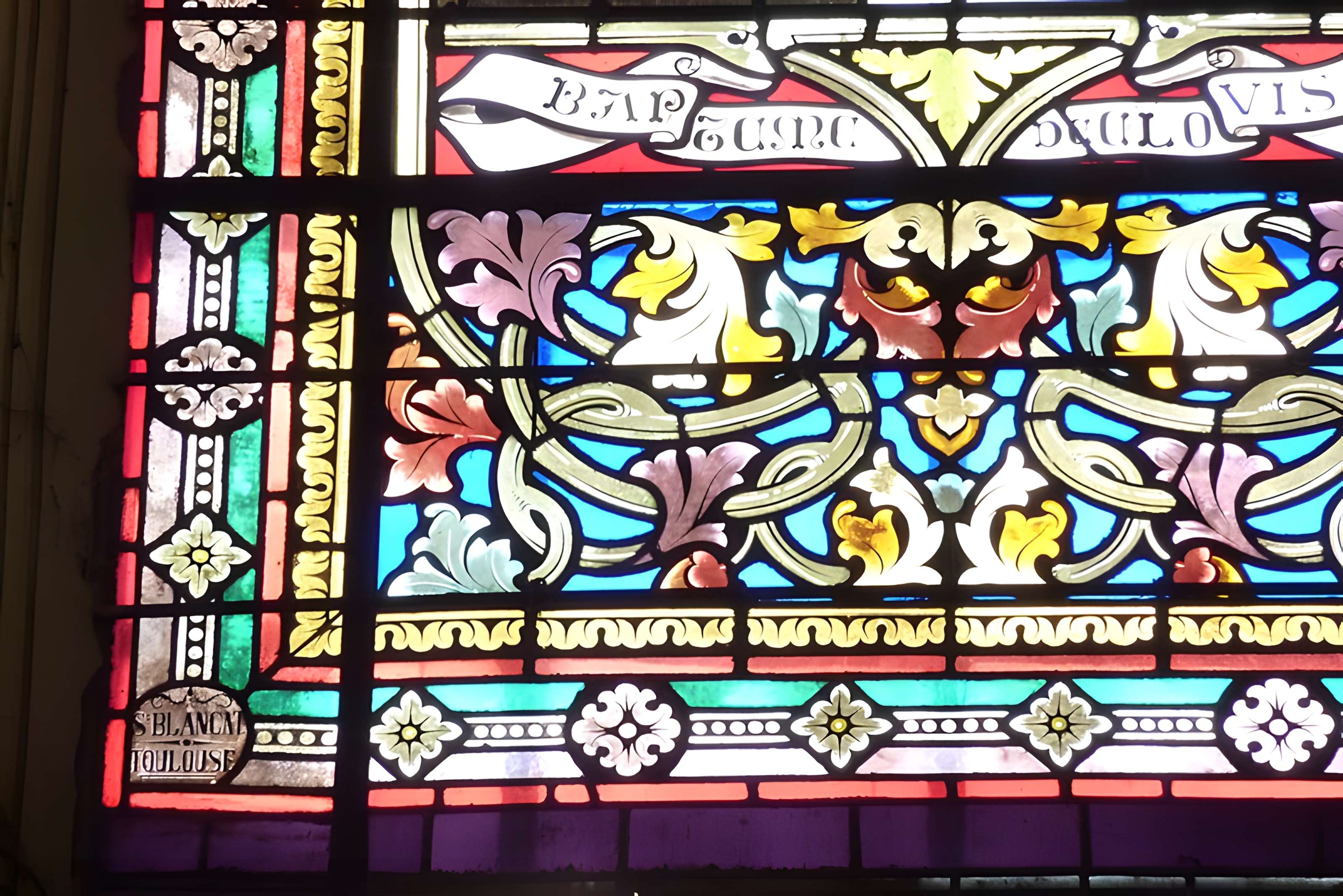 Église Saint-Rémy de Lautrec et une croix