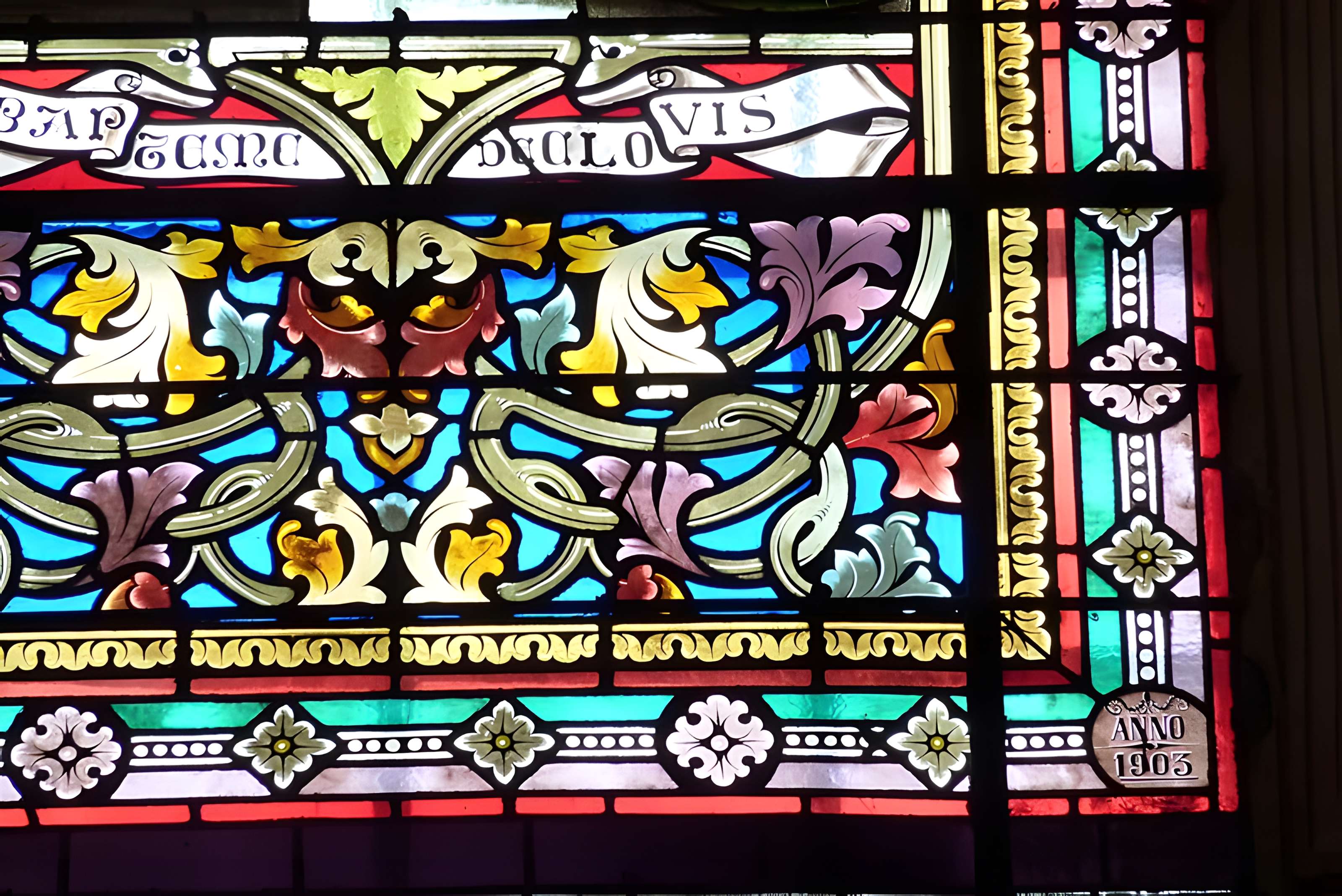 Église Saint-Rémy de Lautrec et une croix