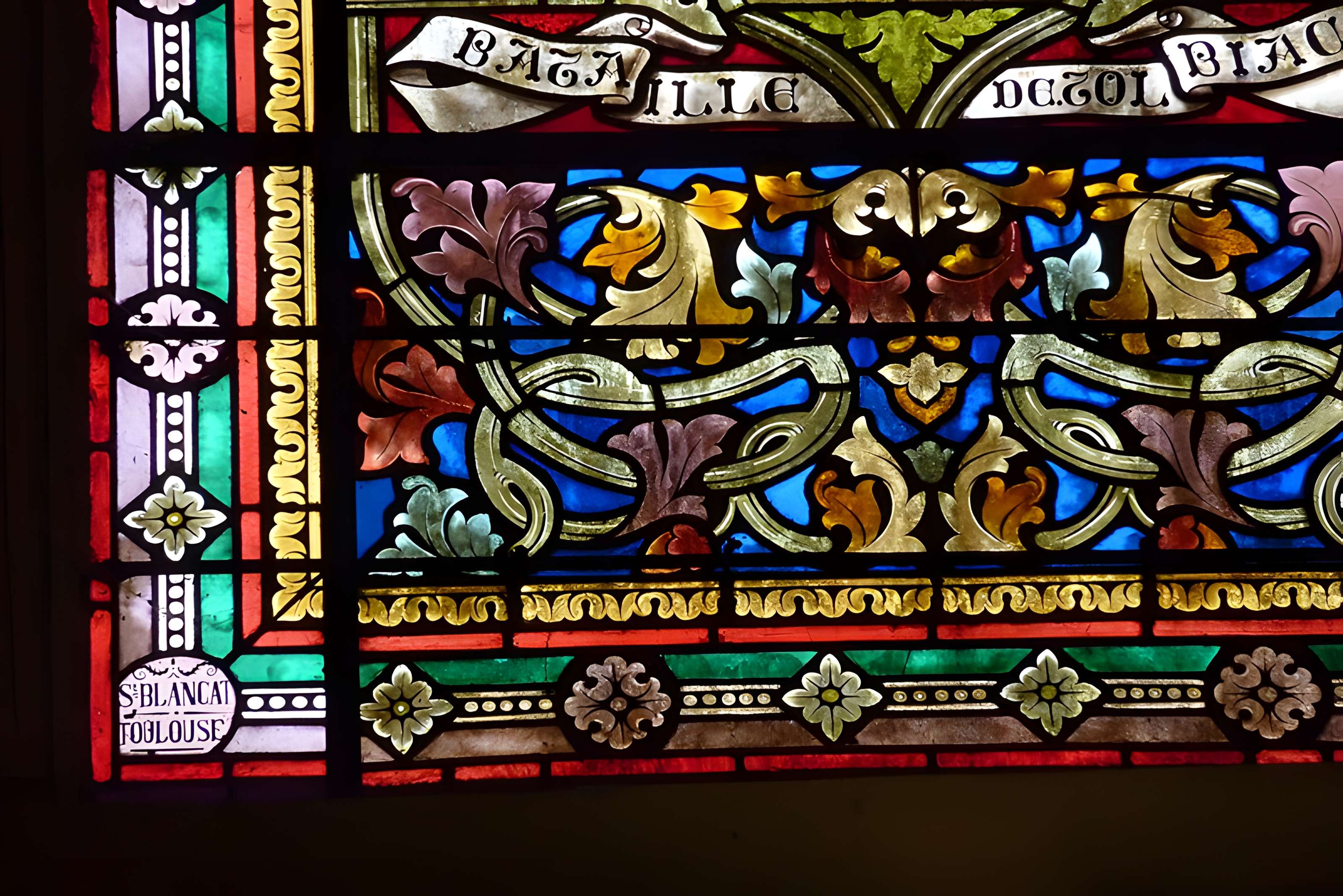 Église Saint-Rémy de Lautrec et une croix