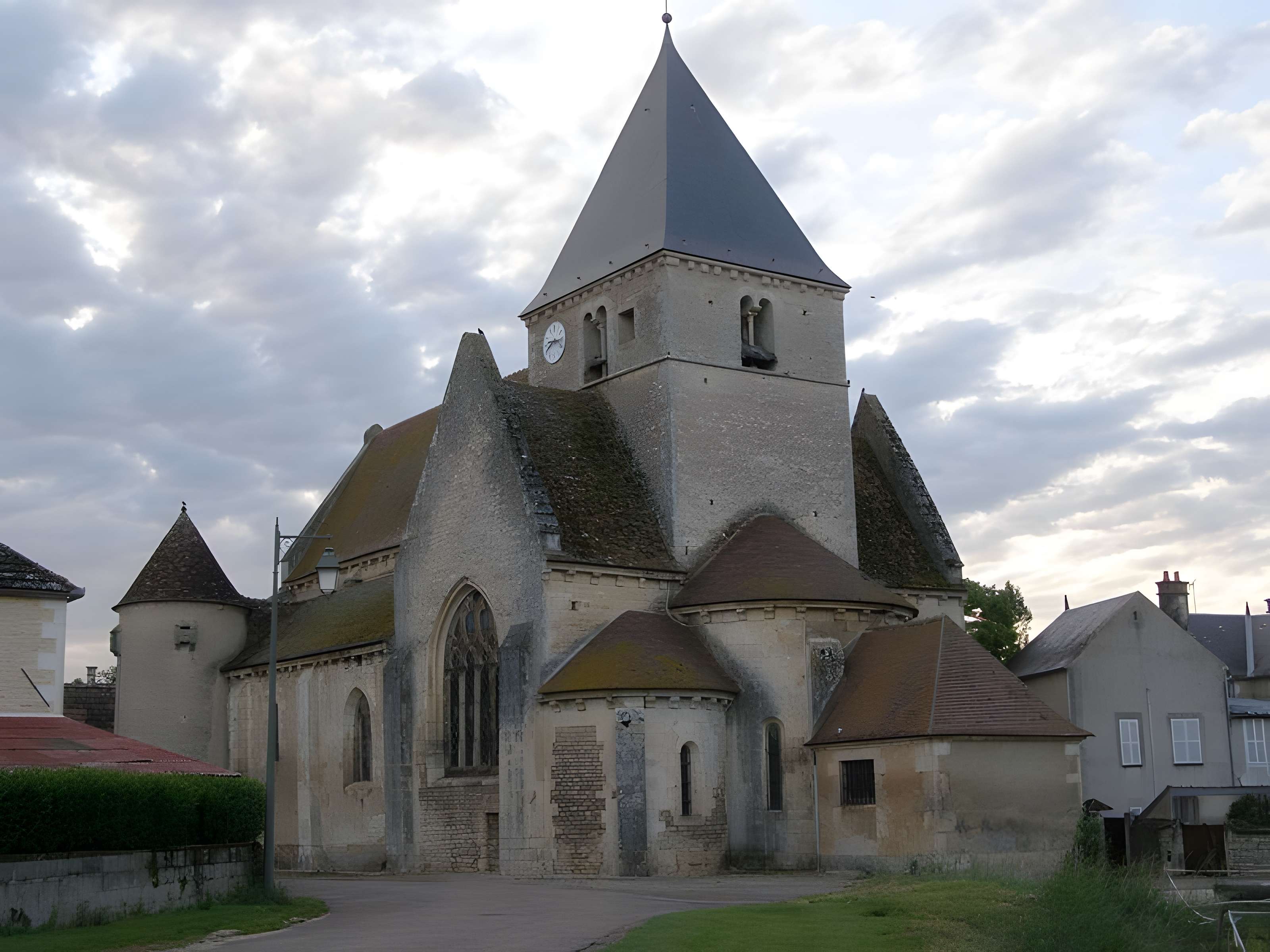 Église Saint-Romain de Druyes-les-Belles-Fontaines 