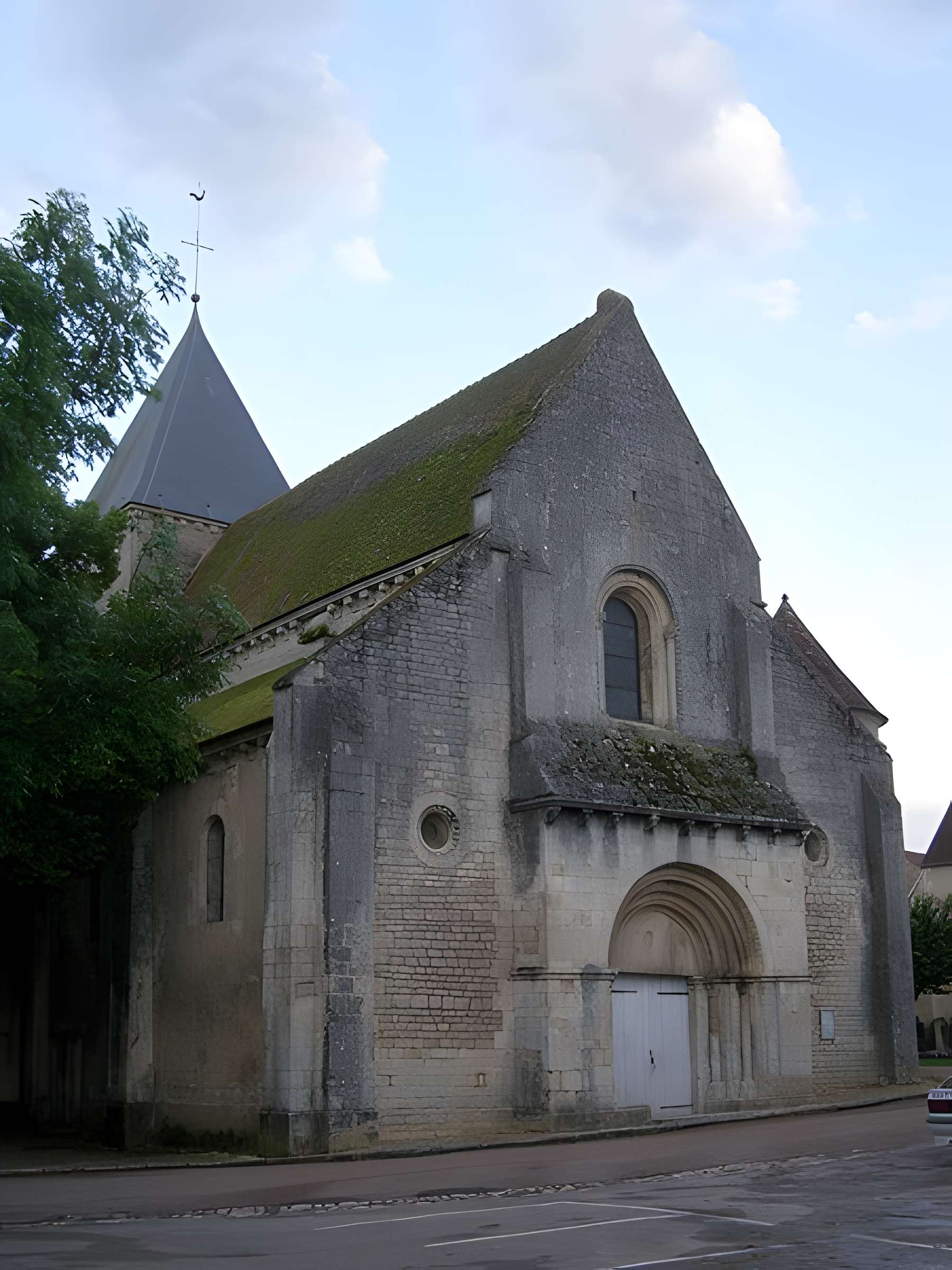 Église Saint-Romain de Druyes-les-Belles-Fontaines