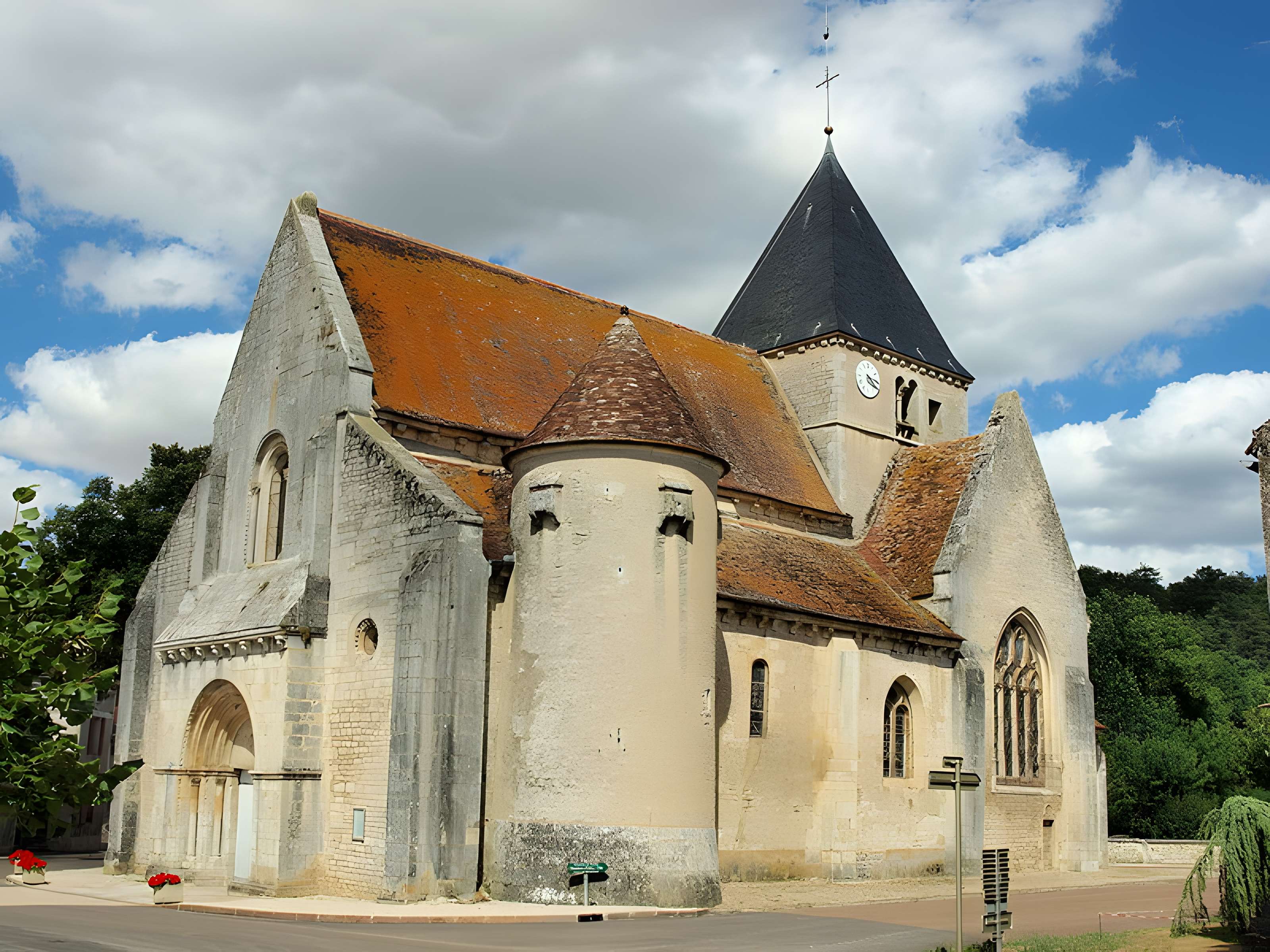 Église Saint-Romain de Druyes-les-Belles-Fontaines