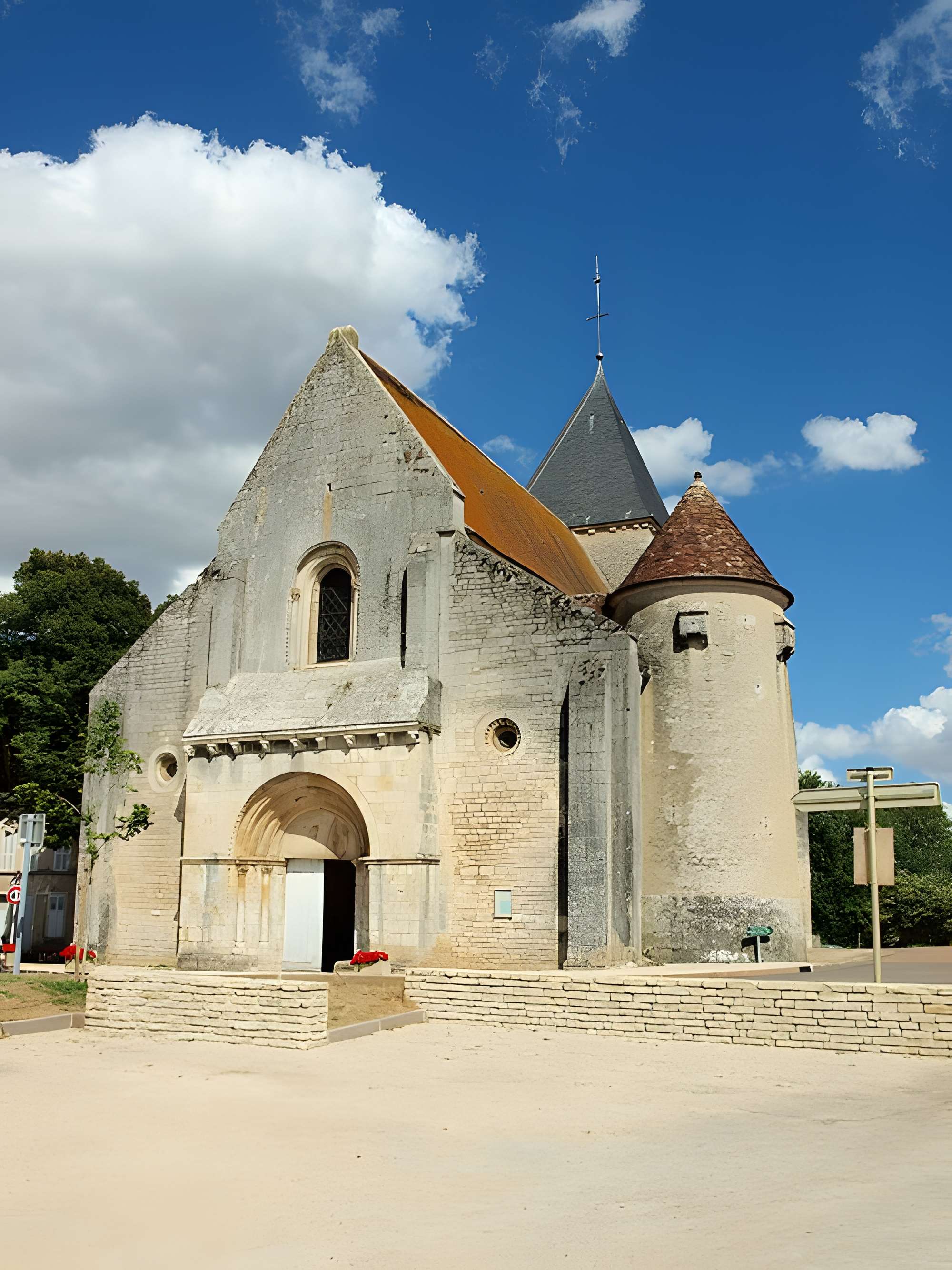 Église Saint-Romain de Druyes-les-Belles-Fontaines