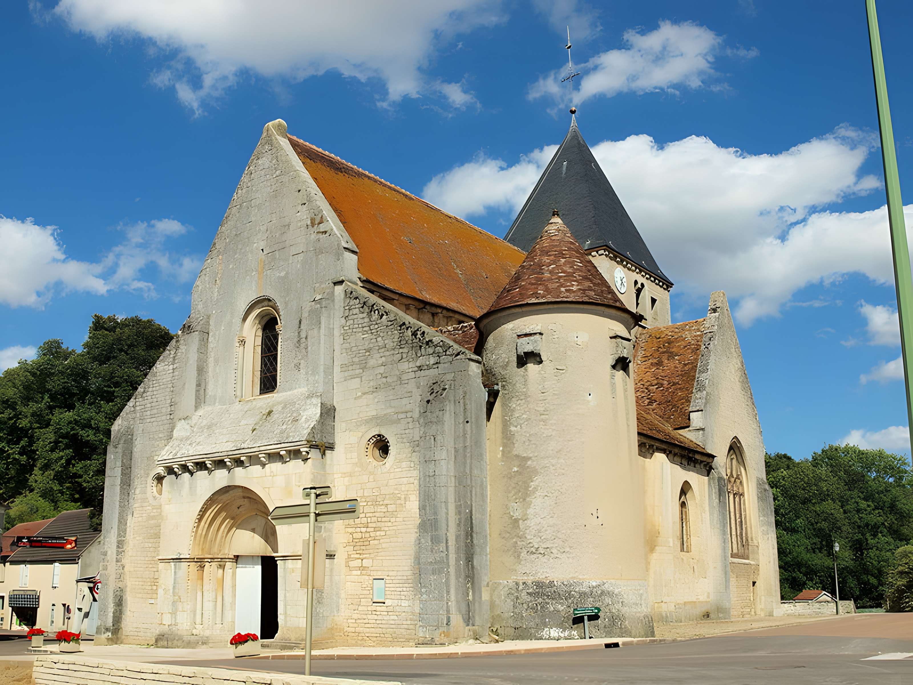 Église Saint-Romain de Druyes-les-Belles-Fontaines