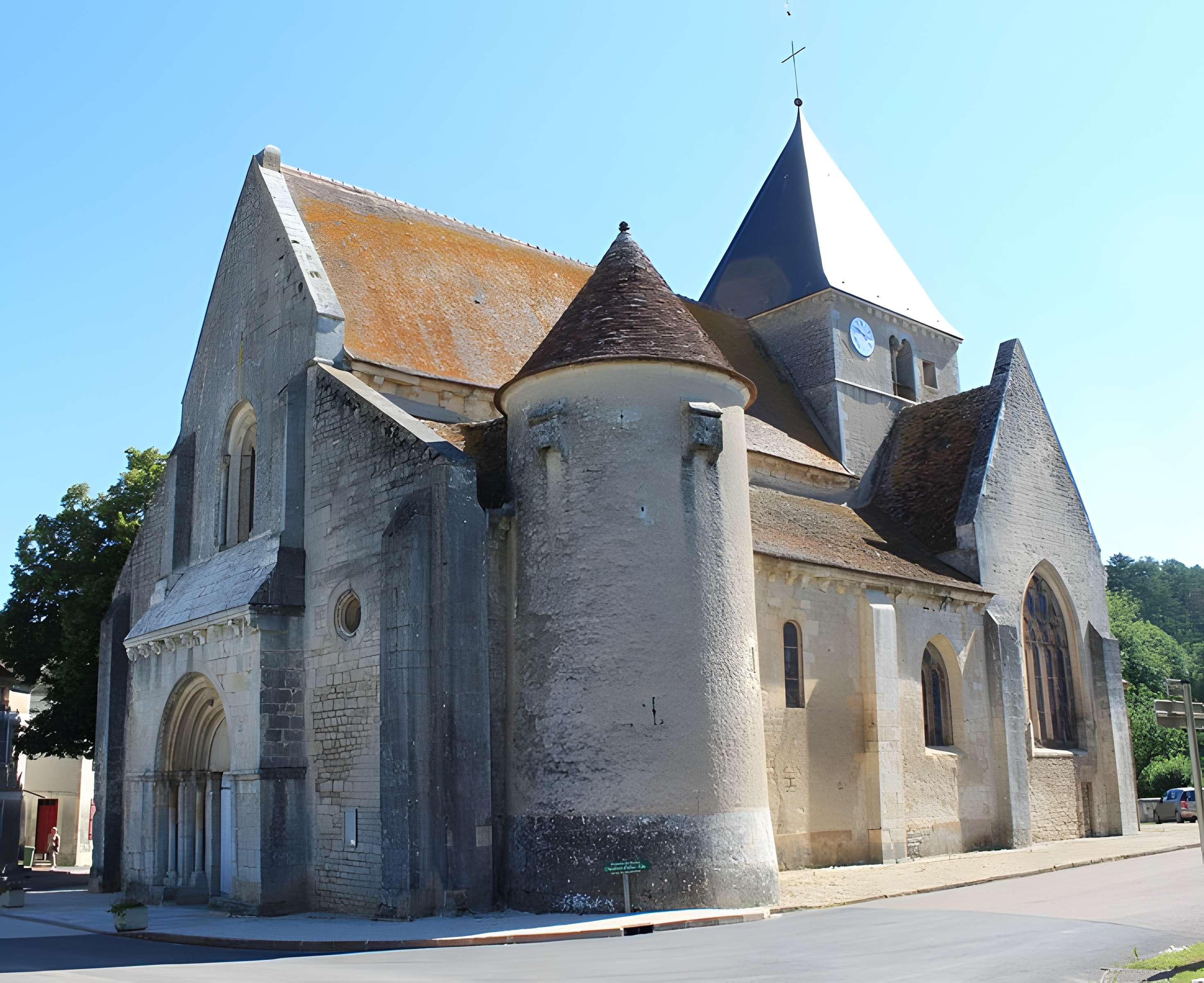 Église Saint-Romain de Druyes-les-Belles-Fontaines