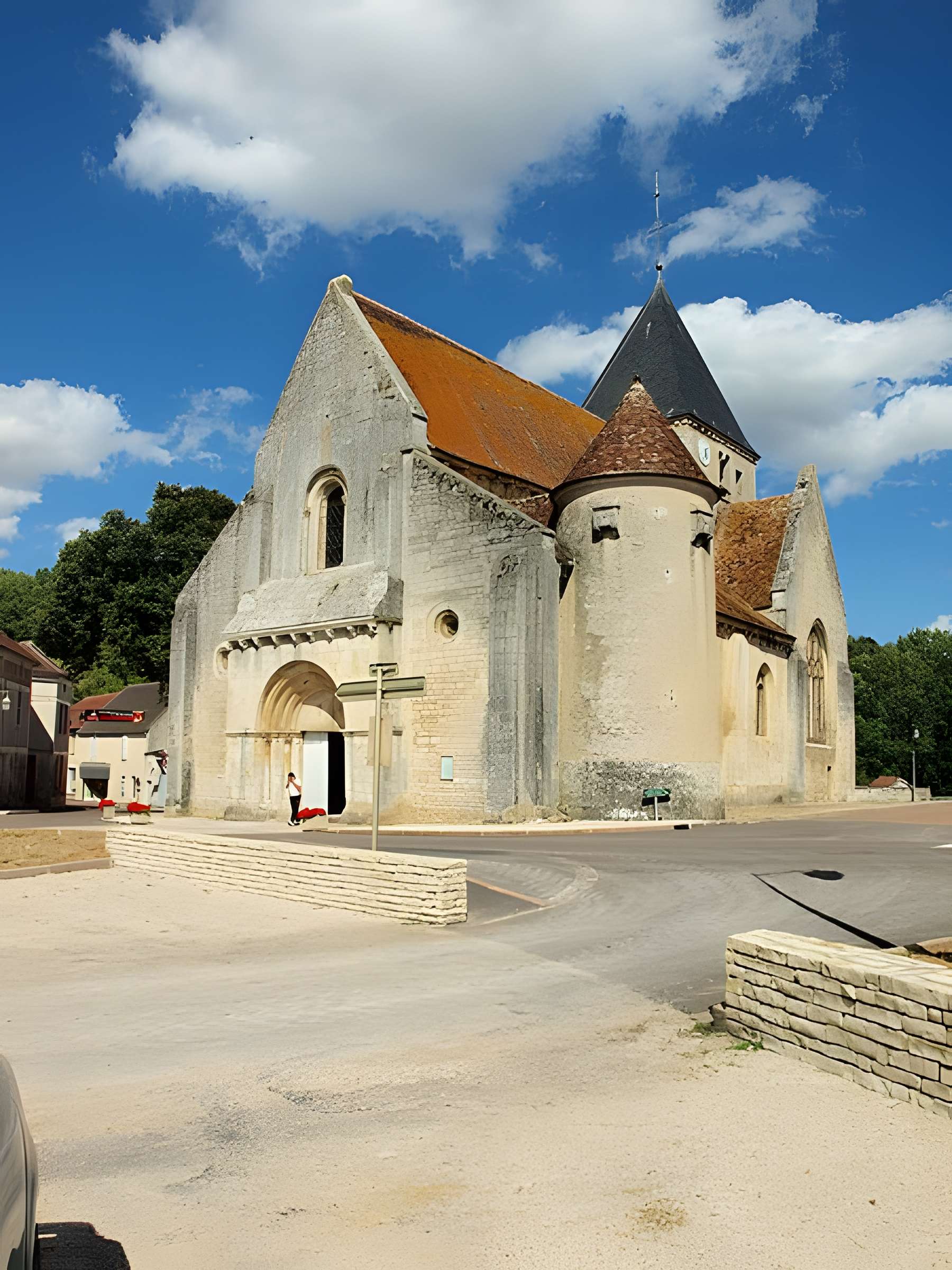 Église Saint-Romain de Druyes-les-Belles-Fontaines