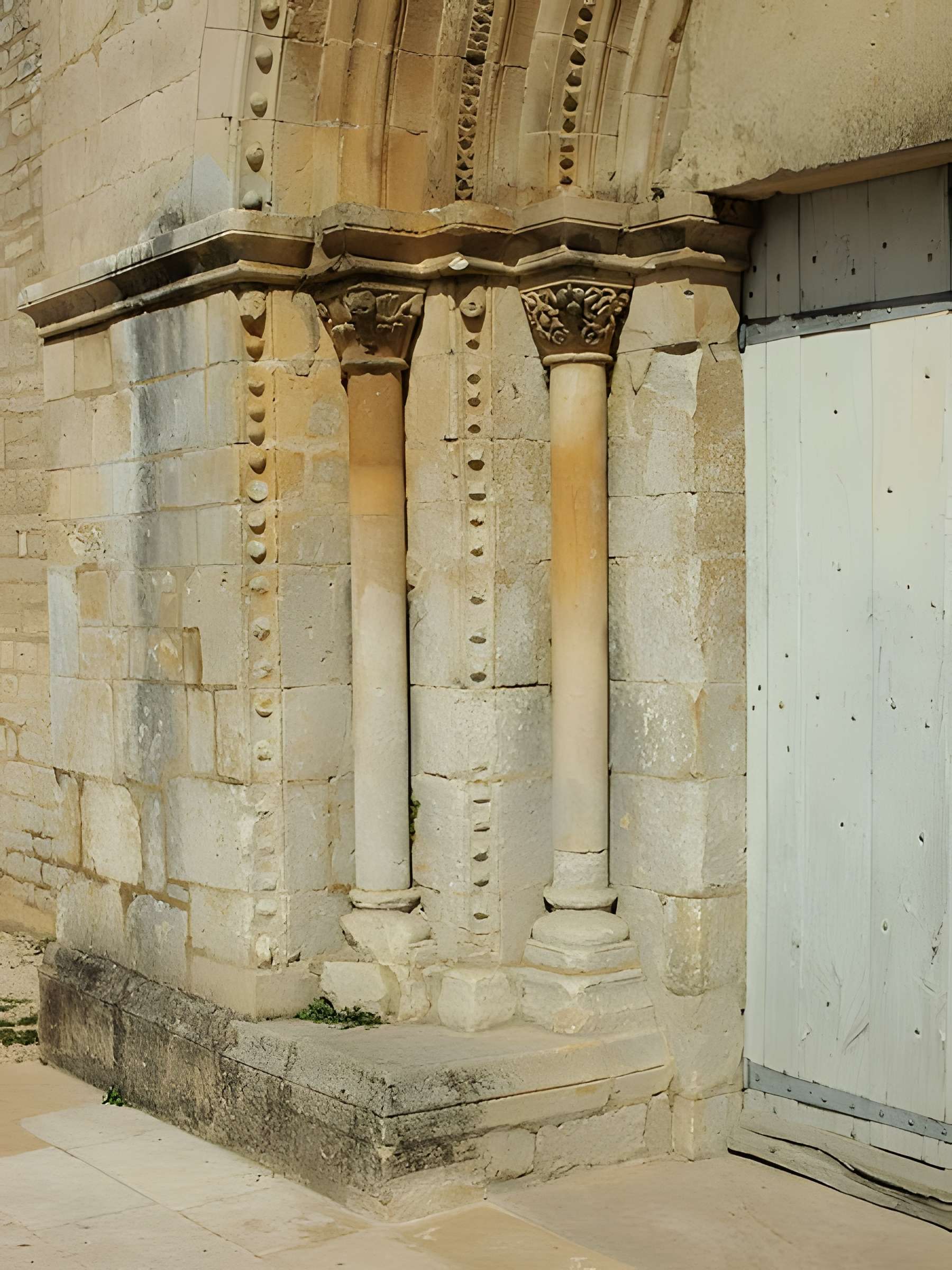 Église Saint-Romain de Druyes-les-Belles-Fontaines