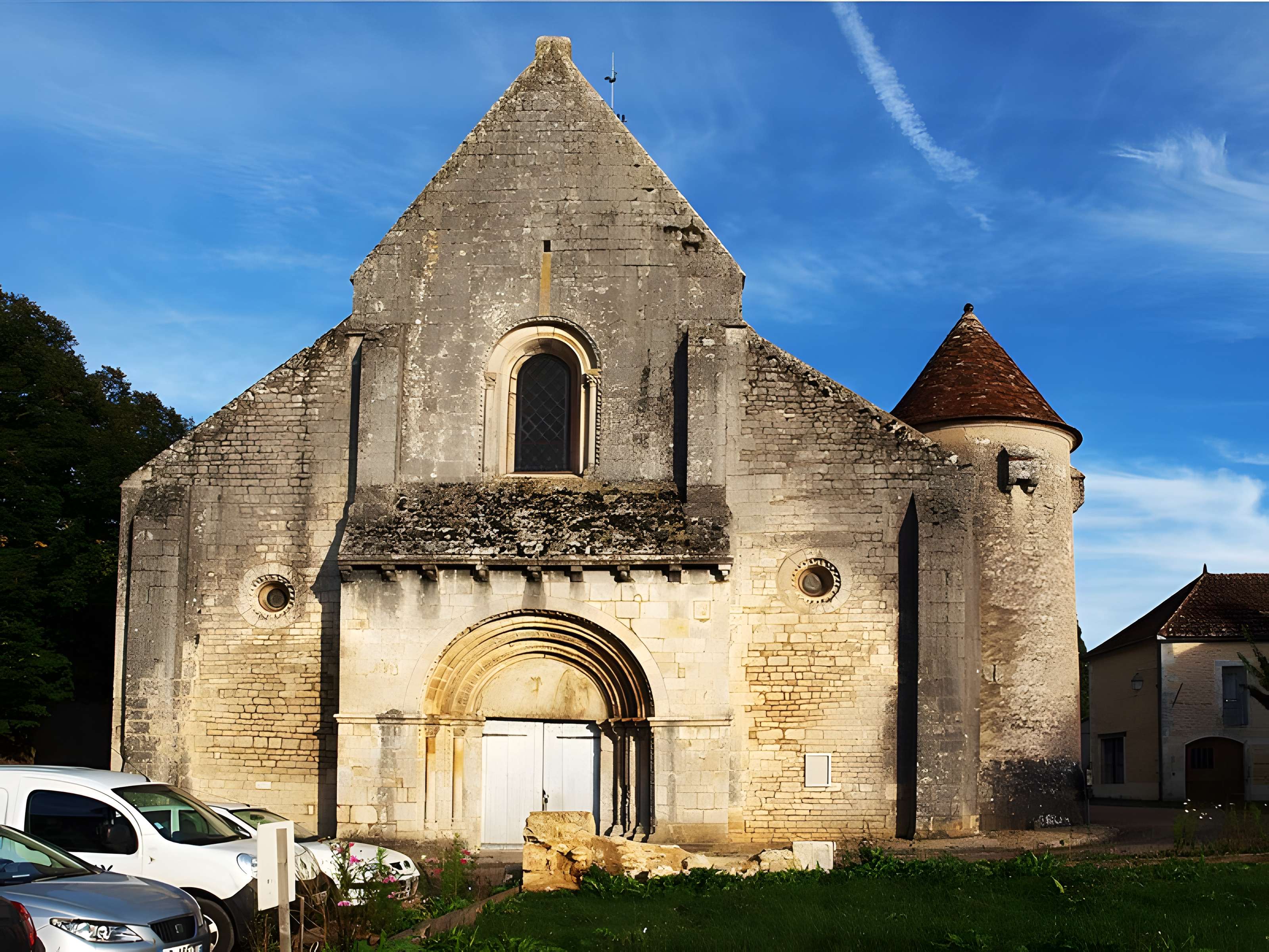 Église Saint-Romain de Druyes-les-Belles-Fontaines