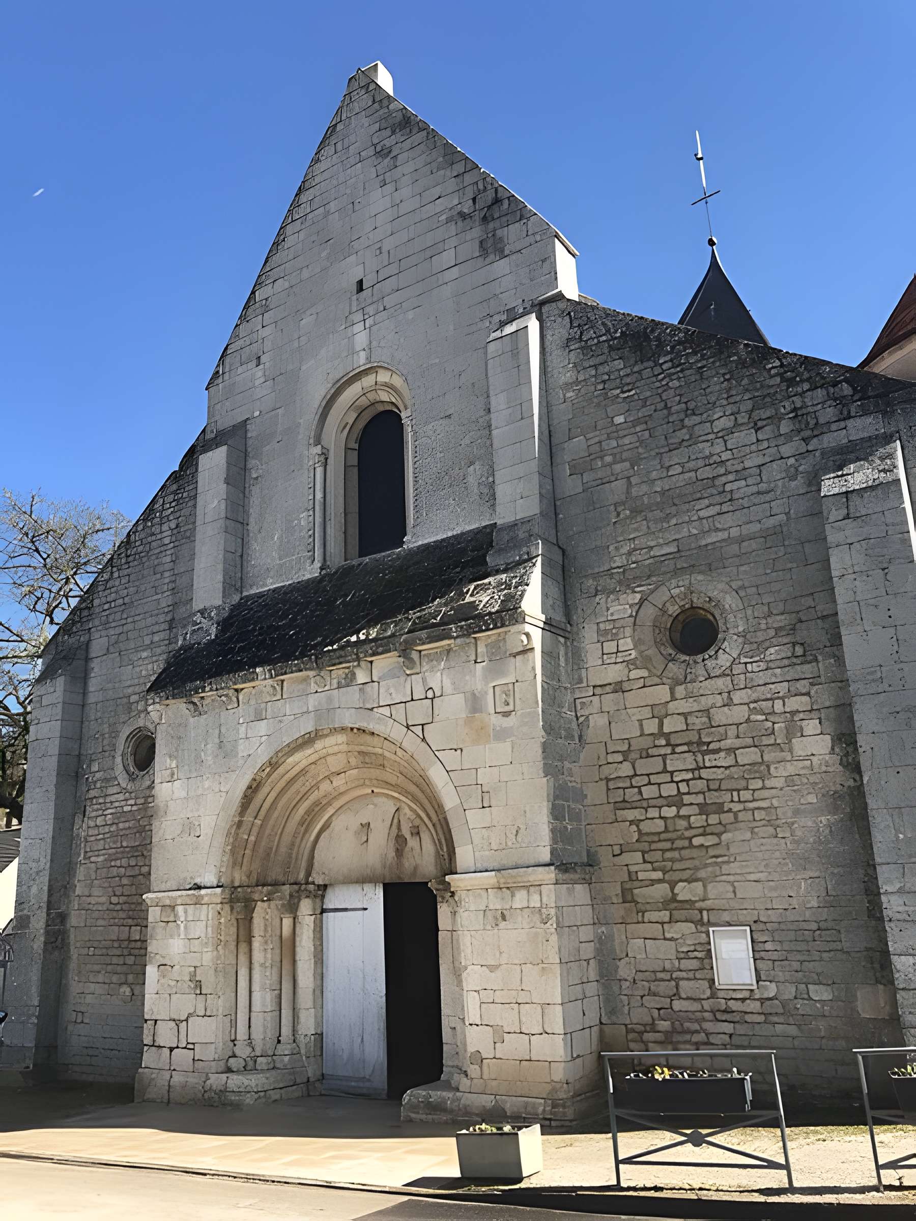 Église Saint-Romain de Druyes-les-Belles-Fontaines