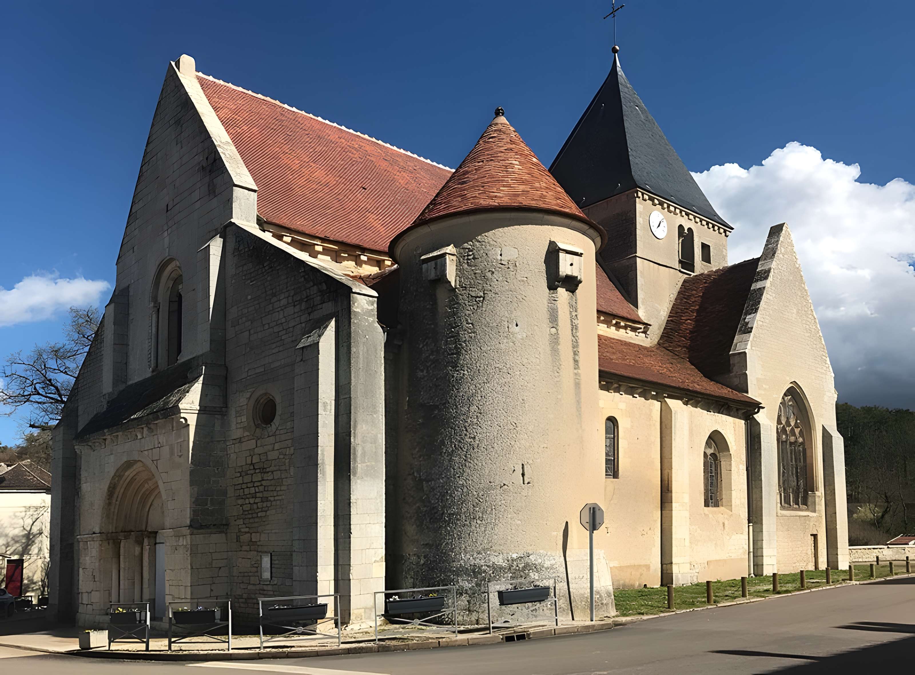 Église Saint-Romain de Druyes-les-Belles-Fontaines