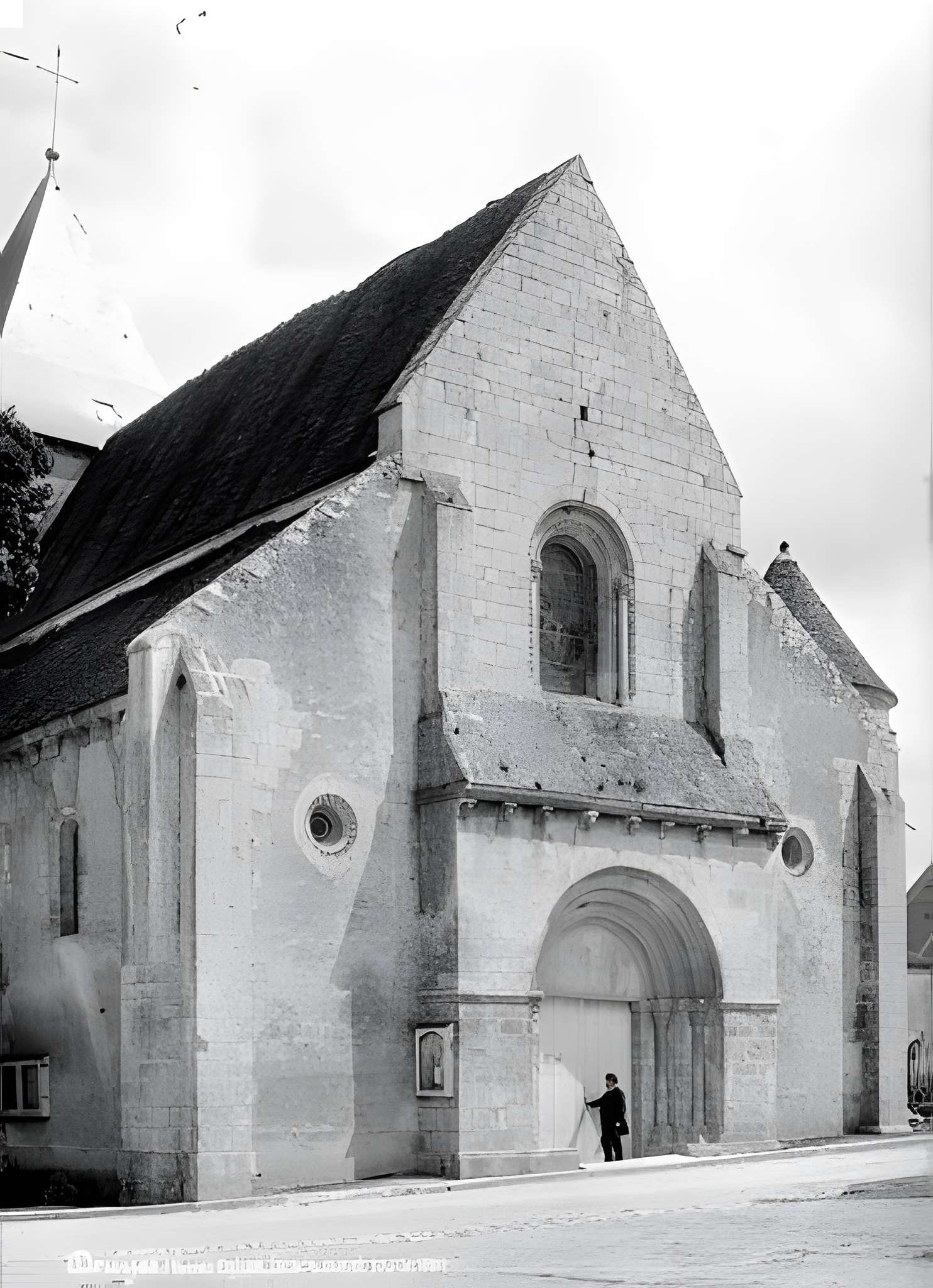 Église Saint-Romain de Druyes-les-Belles-Fontaines