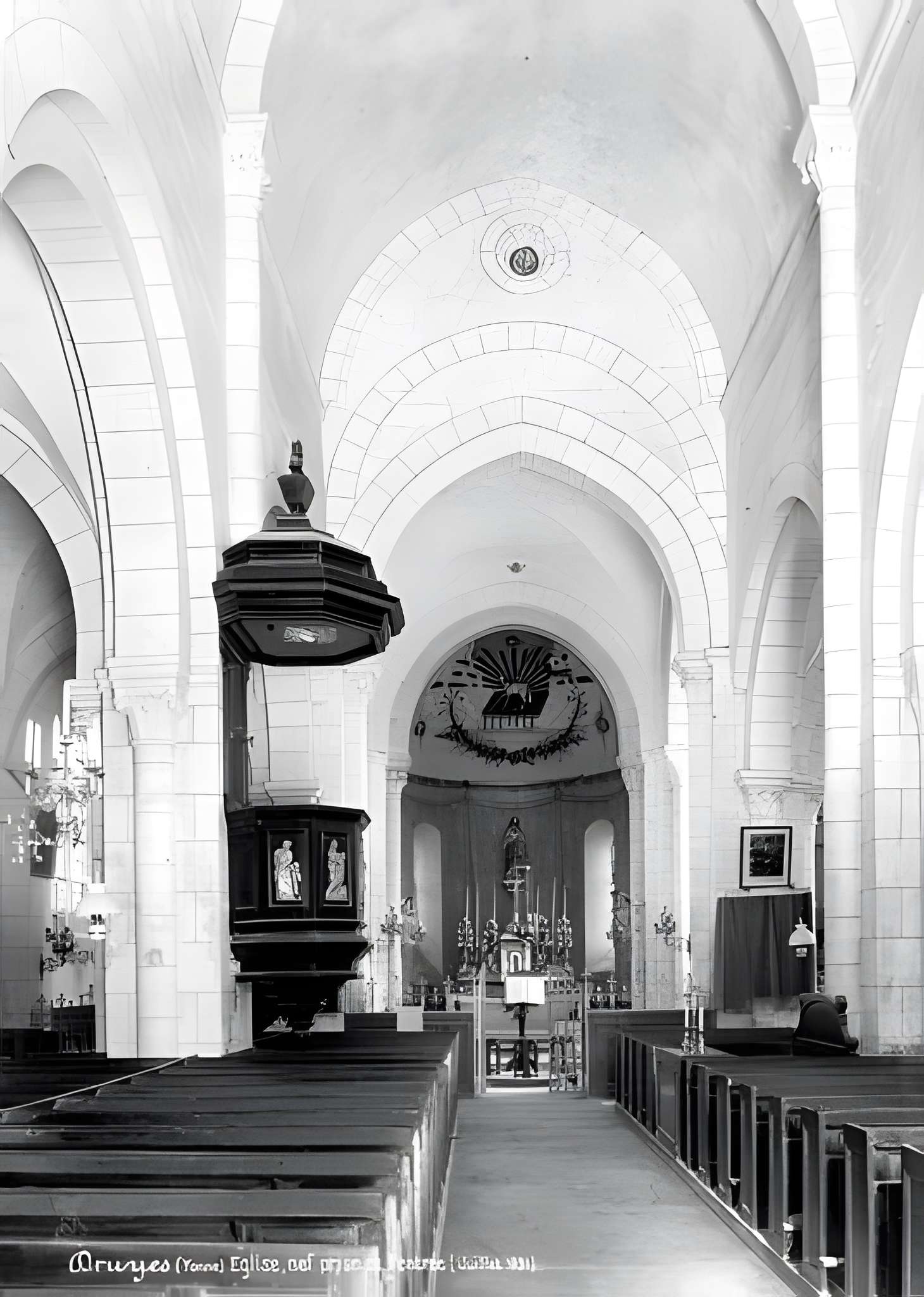 Église Saint-Romain de Druyes-les-Belles-Fontaines