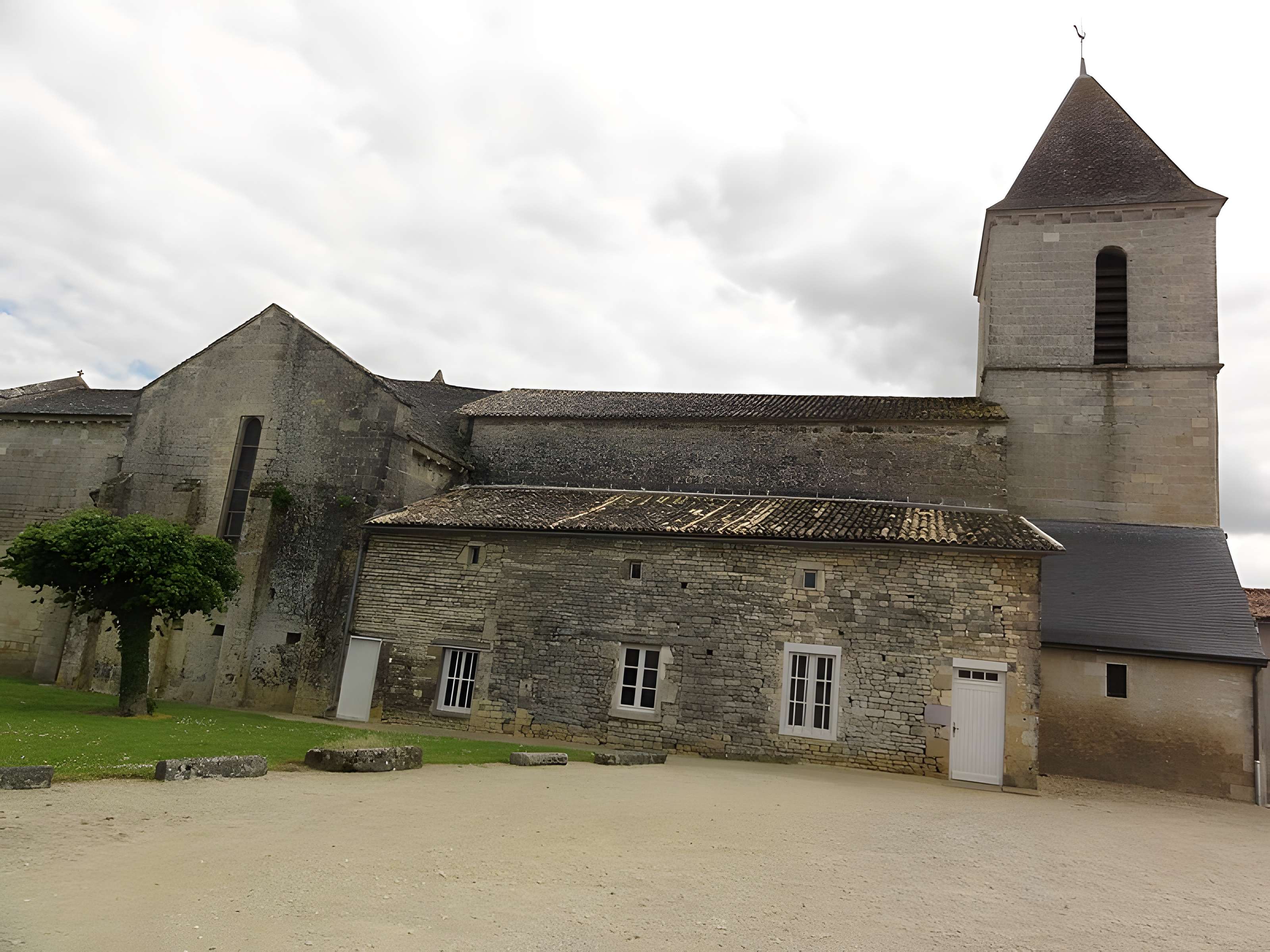 Église Saint-Romain de Saint-Sauvant