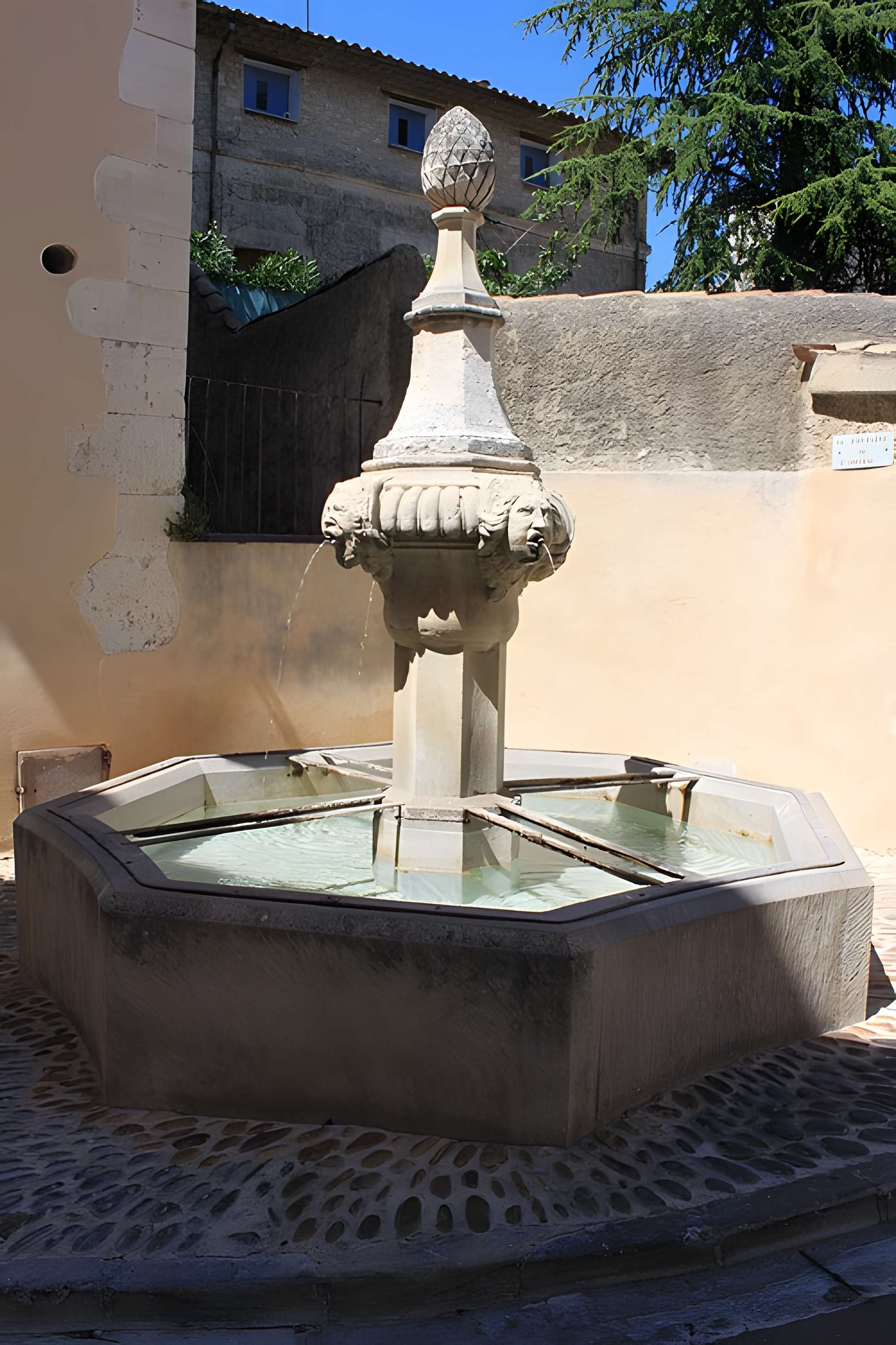 Fontaine de l'Hôpital de Pernes-les-Fontaines