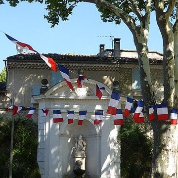 Fontaine de lHôtel de ville de Pernes-les-Fontaines
