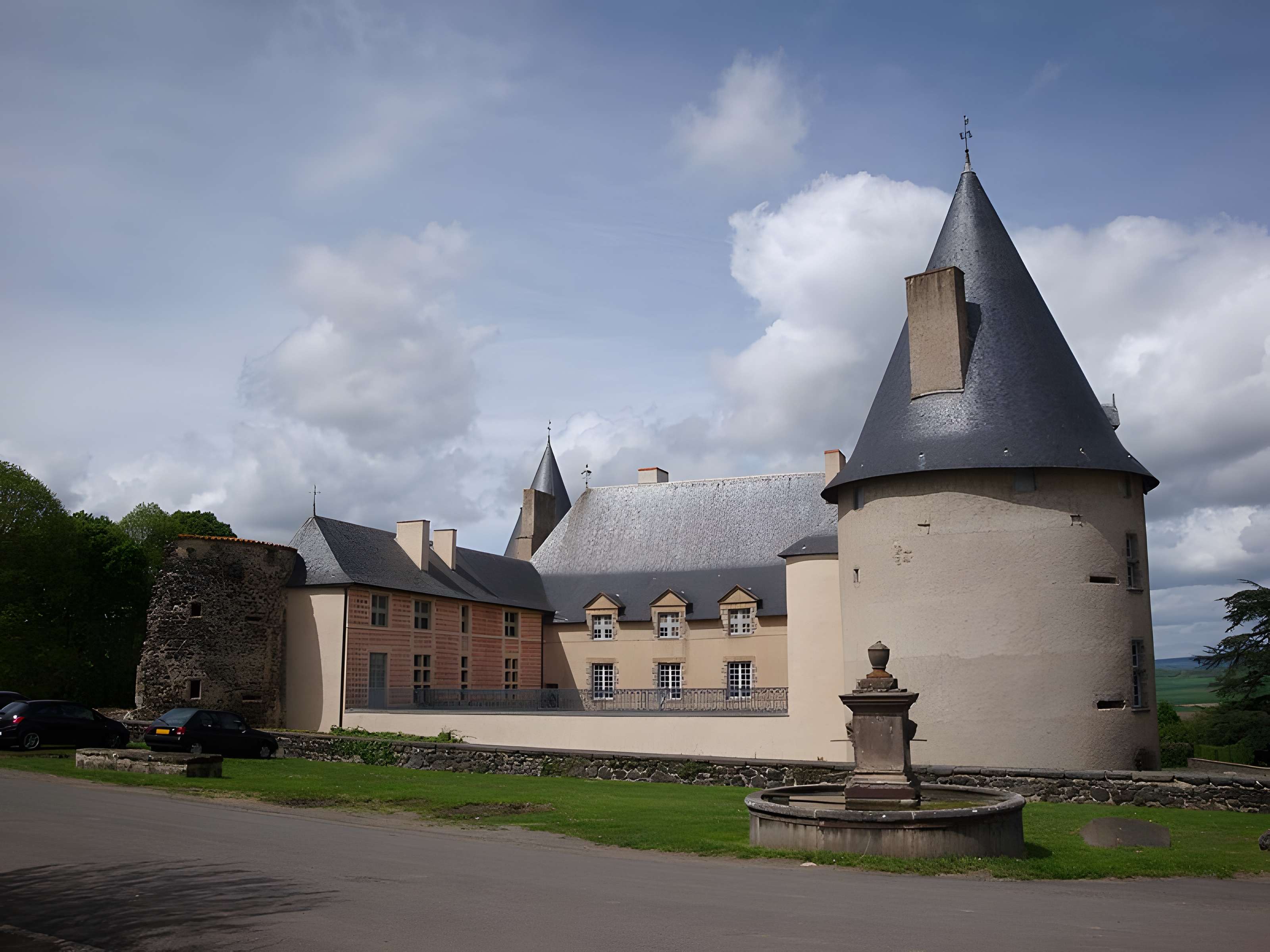 Château de Villeneuve-Lembron