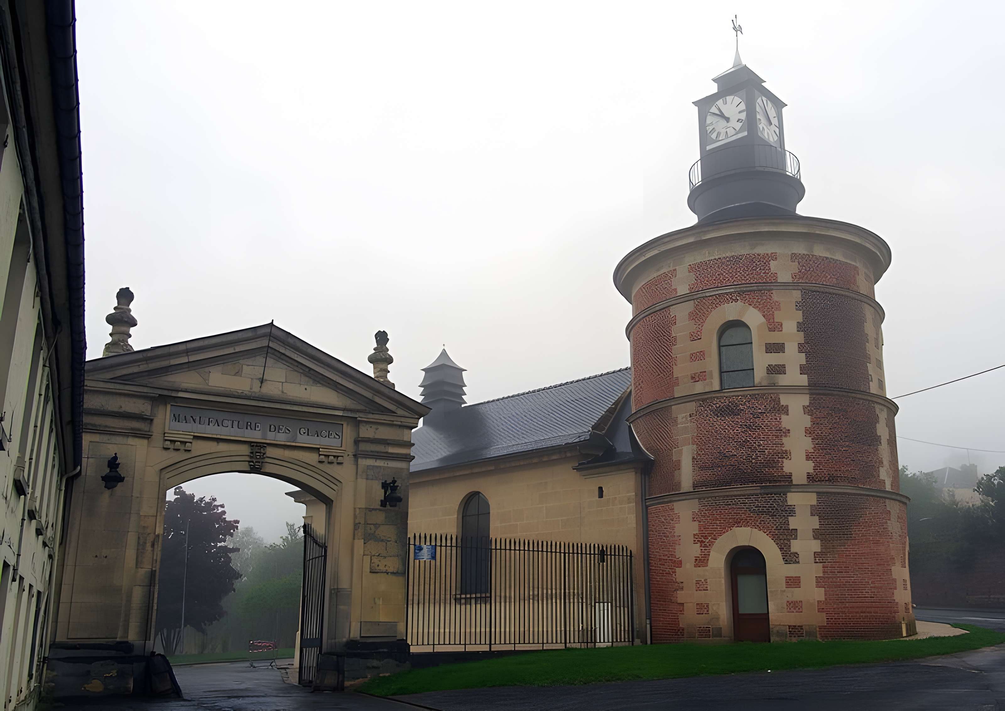 Manufacture royale de glaces de miroirs de Saint-Gobain 