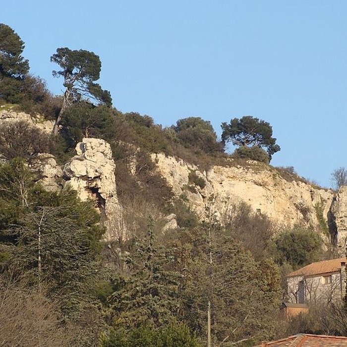 Photo de Sol des parcelles contenant les vestiges de loppidum des Baou et terrains extérieurs au rempart pouvant offrir des traces archéologiques à Saint-Marcel