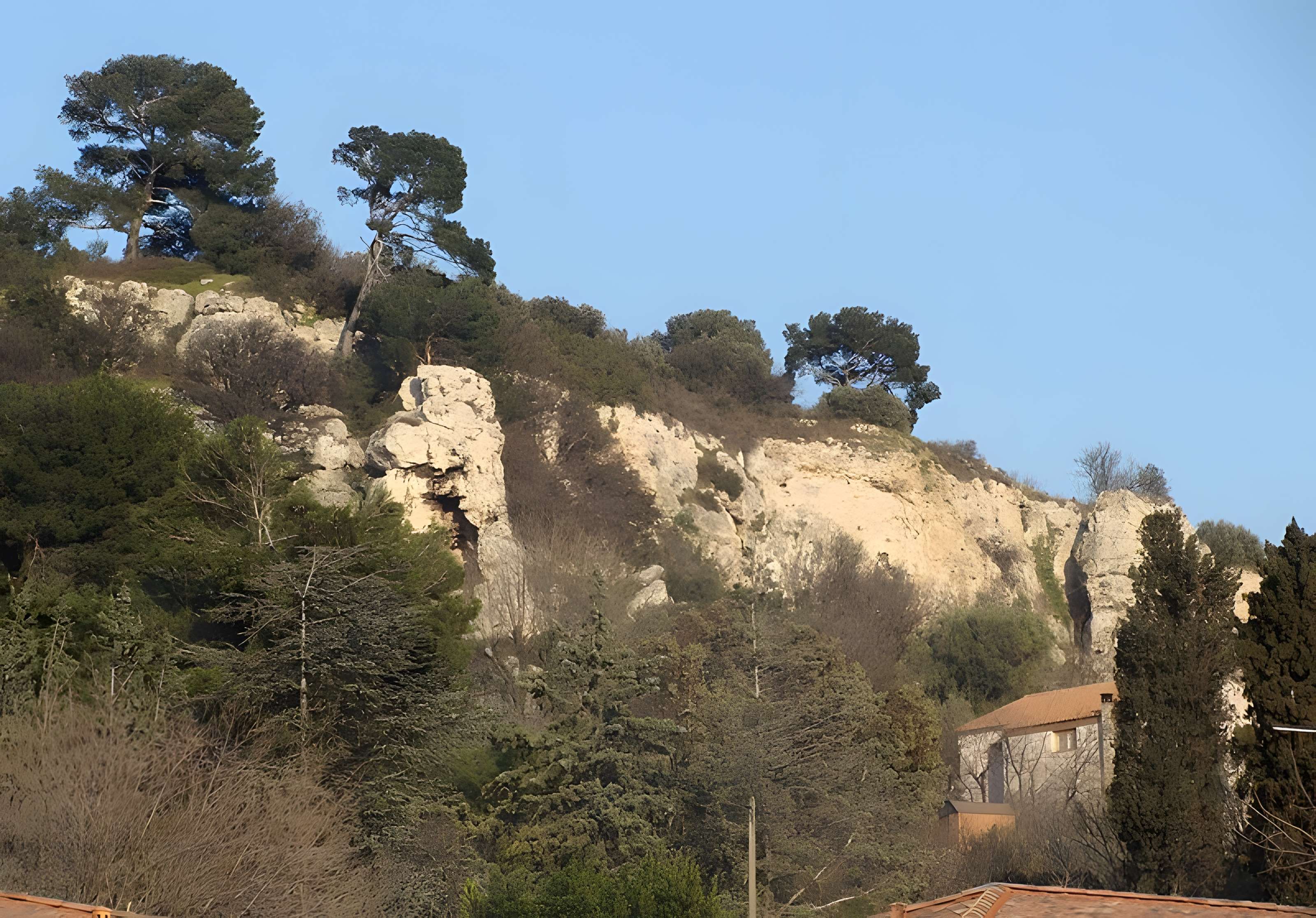 Sol des parcelles contenant les vestiges de l'oppidum des Baou et terrains extérieurs au rempart pouvant offrir des traces archéologiques à Saint-Marcel