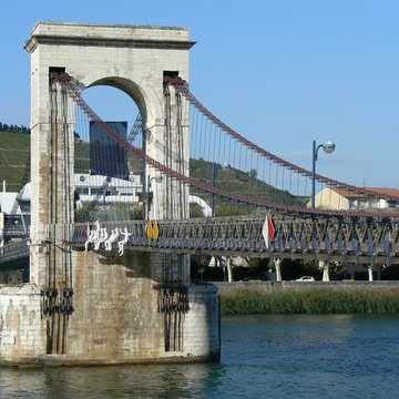 Passerelle Seguin sur le Rhône également sur commune de Tain-lHermitage, dans la Drôme