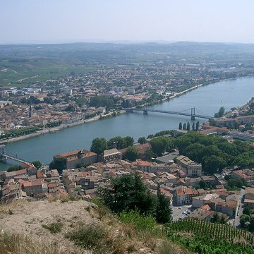 Passerelle Seguin sur le Rhône également sur commune de Tain-lHermitage, dans la Drôme
