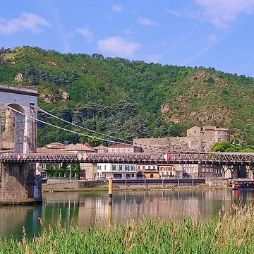 Passerelle Seguin sur le Rhône également sur commune de Tain-lHermitage, dans la Drôme