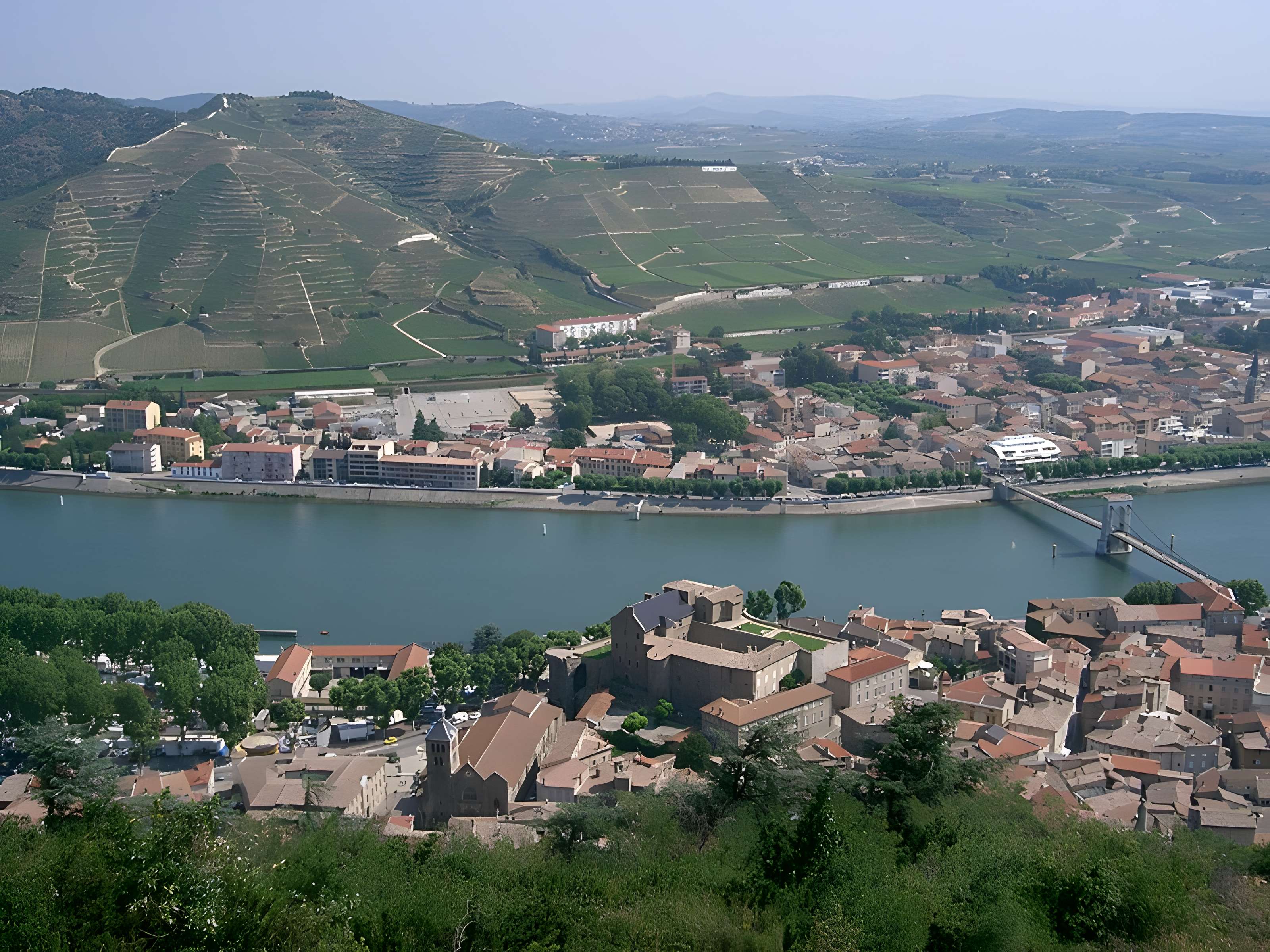 Passerelle Seguin sur le Rhône (également sur commune de Tain-l'Hermitage, dans la Drôme)