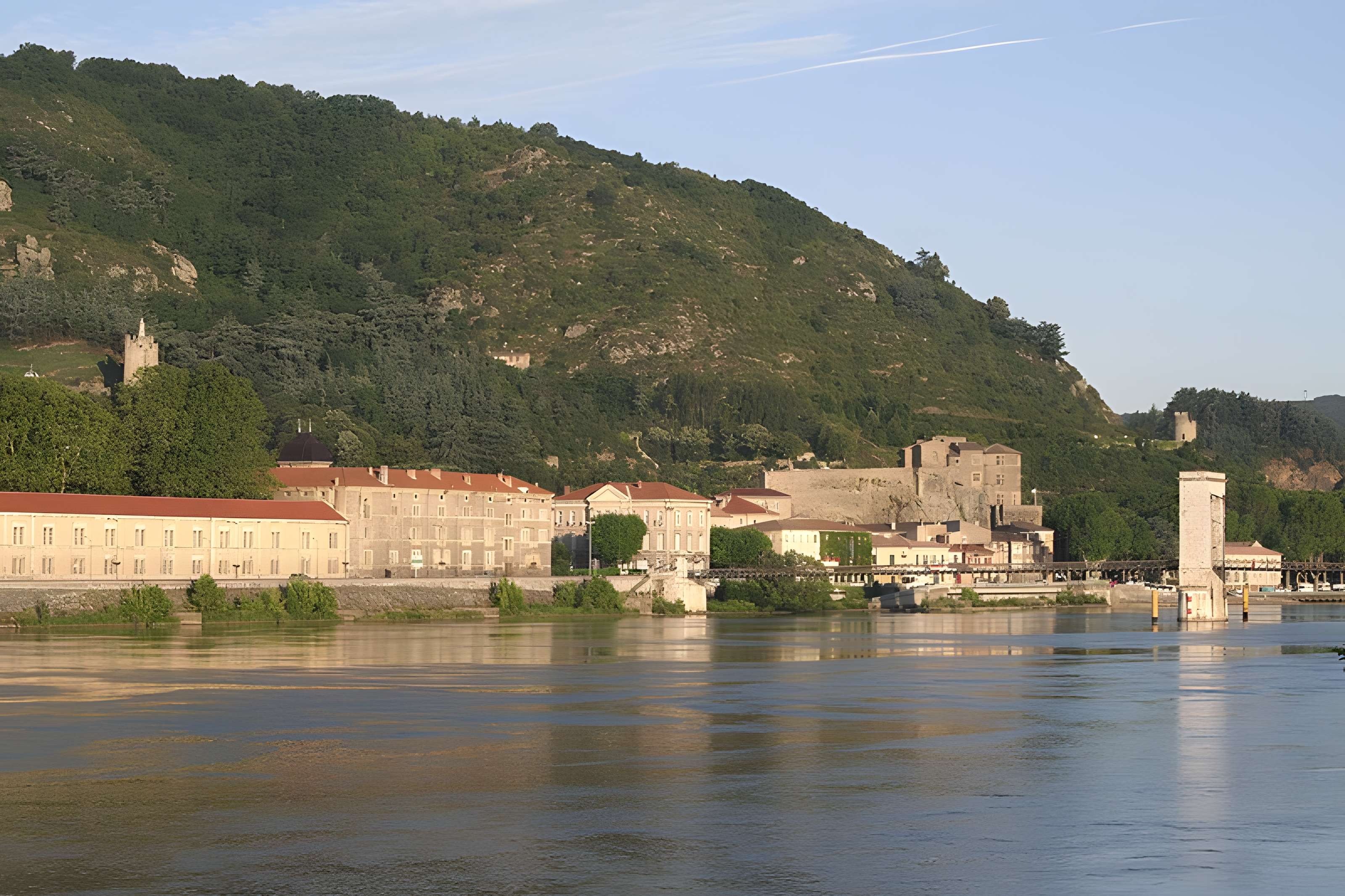 Passerelle Seguin sur le Rhône (également sur commune de Tain-l'Hermitage, dans la Drôme)