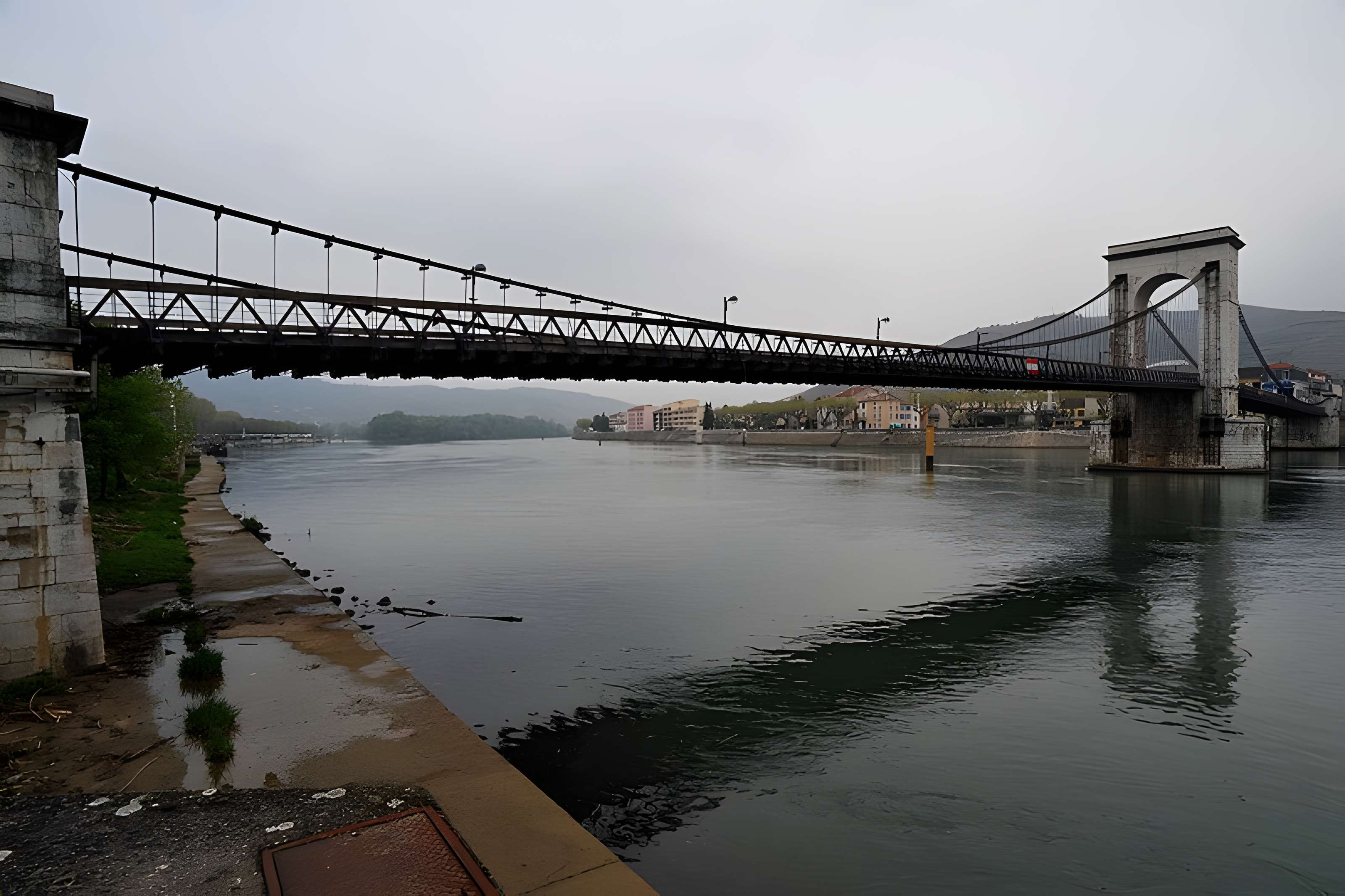 Passerelle Seguin sur le Rhône (également sur commune de Tain-l'Hermitage, dans la Drôme)