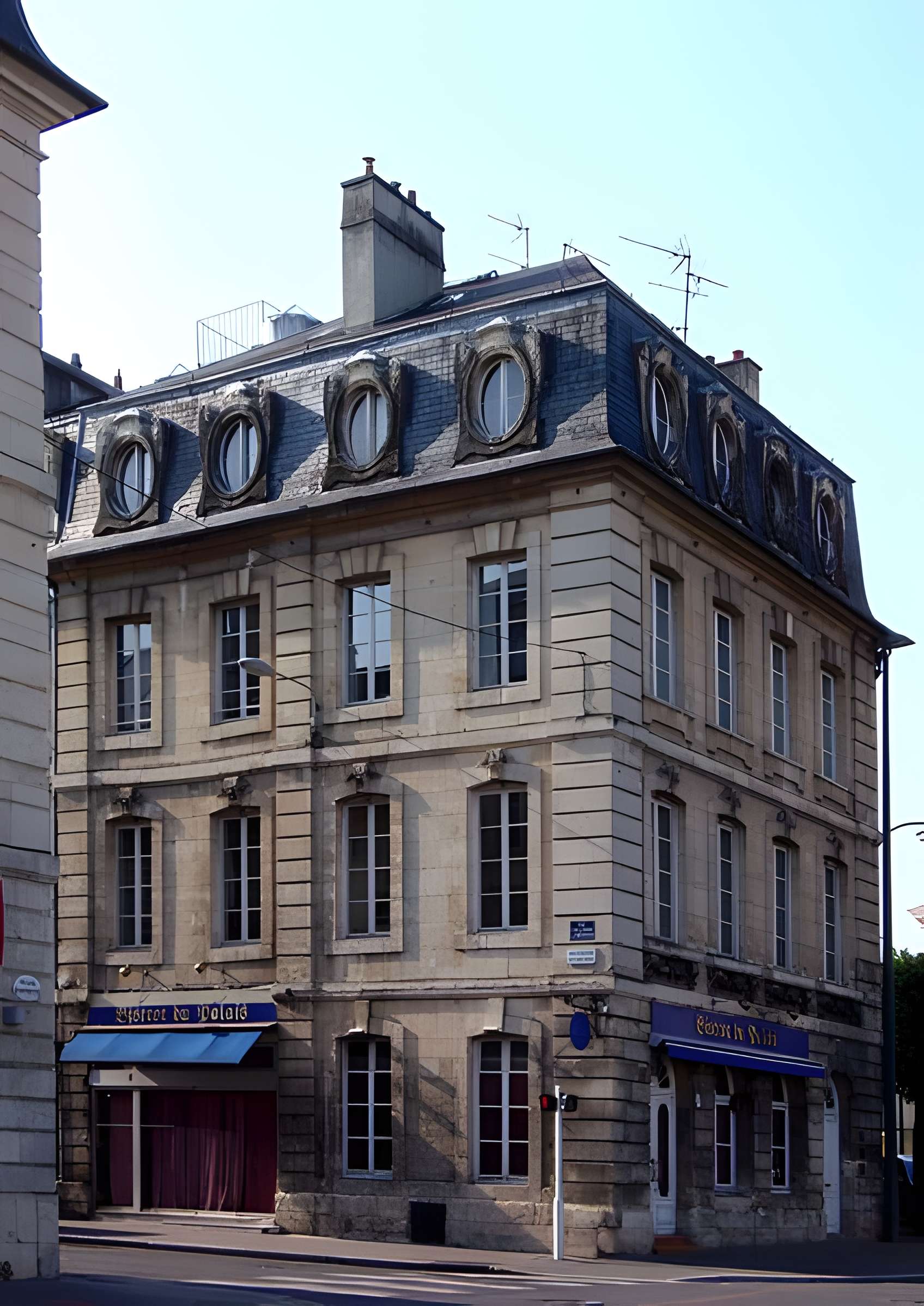 Pavillons de l'entrée de la rue Guillaume-le-Conquérant à Caen